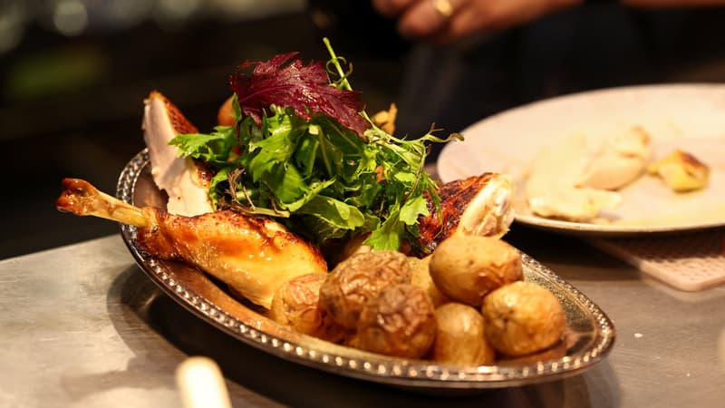 Le demi-poulet à 40 dollars de la discorde: attaqué sur les réseaux sociaux sur ses prix, ce chef français qui a un restaurant à New York se défend et assure qu'il ne roule pas en Porsche