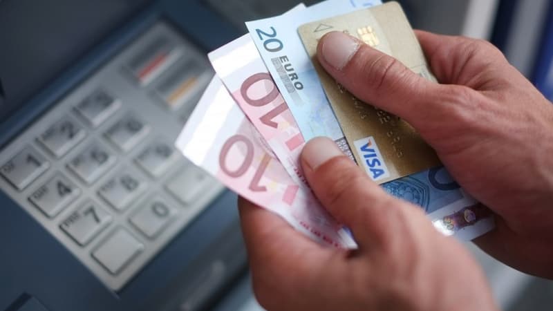 Les victimes devaient découper leur carte bancaire et la mettre dans une enveloppe: jusqu'à 6 ans de prison ferme pour ces faux conseillers bancaires qui ont escroqué 740.000 euros