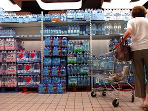 Bouteilles d’eau, fruits et légumes emballés… le plastique reste omniprésent dans les grandes surfaces