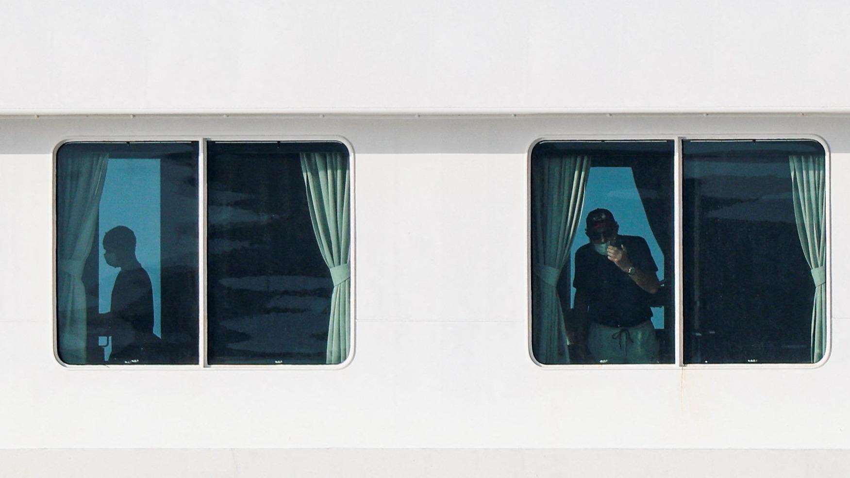 EN DIRECT - Hantavirus : les premiers passagers du MV Hondius ont commencé à débarquer