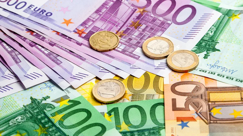 Elle rapporte près de 5% quand le livret A est à 1,7% et l'assurance-vie à 2,7%: comment un particulier peut-il acheter de la dette française et est-ce risqué?