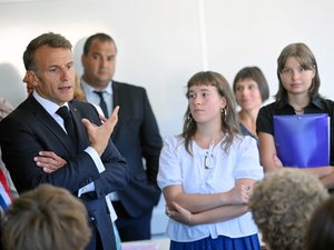 Emmanuel Macron à Mende : portable en pause au collège, formation des enseignants… Une rentrée en forme de dernière sortie scolaire