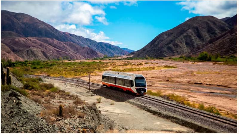 En Argentine, ce train touristique fabriqué par le géant chinois CRRC avance grâce à l'énergie solaire à travers un site classé au patrimoine mondial de l'UNESCO