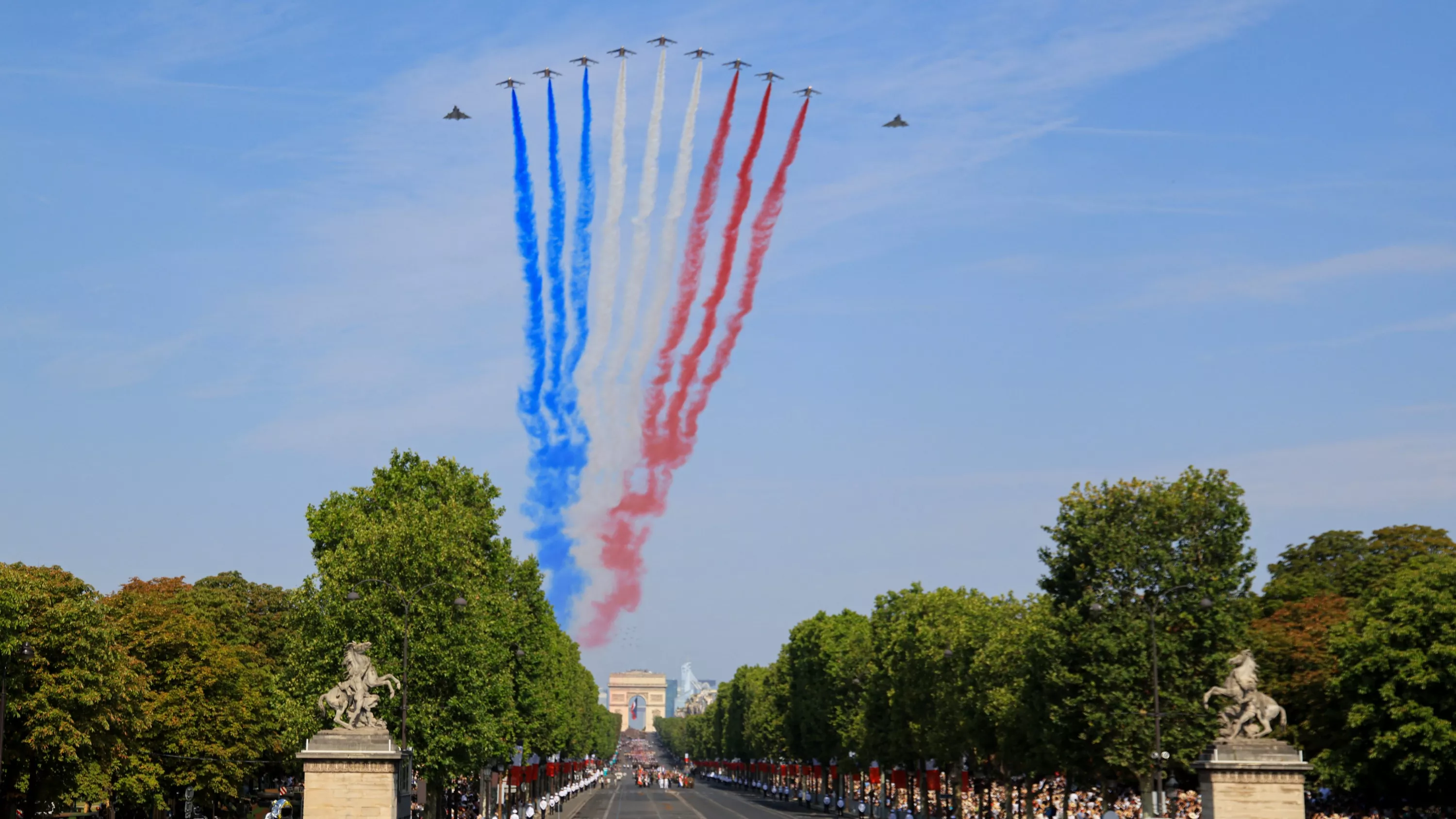 EN DIRECT - 14 Juillet : le défilé militaire s’élance sur les Champs-Élysées, avec l’Ukraine à l’honneur
