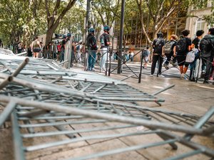 EN DIRECT Blocus des lycéens : feux, tirs de mortiers... la tension monte déjà à Montpellier, d'autres mouvements partout en France