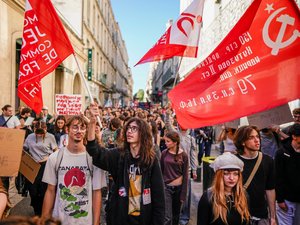 EN DIRECT Blocus des lycées : jets de pétards, première charge… la situation se tend à Montpellier, suivez la mobilisation