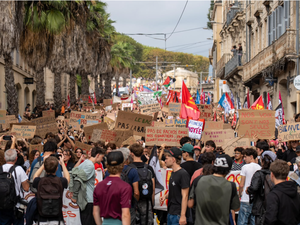 EN DIRECT Blocus des lycées : première salve de gaz lacrymogène sur la Comédie, 450 000 manifestants en France… Suivez la mobilisation