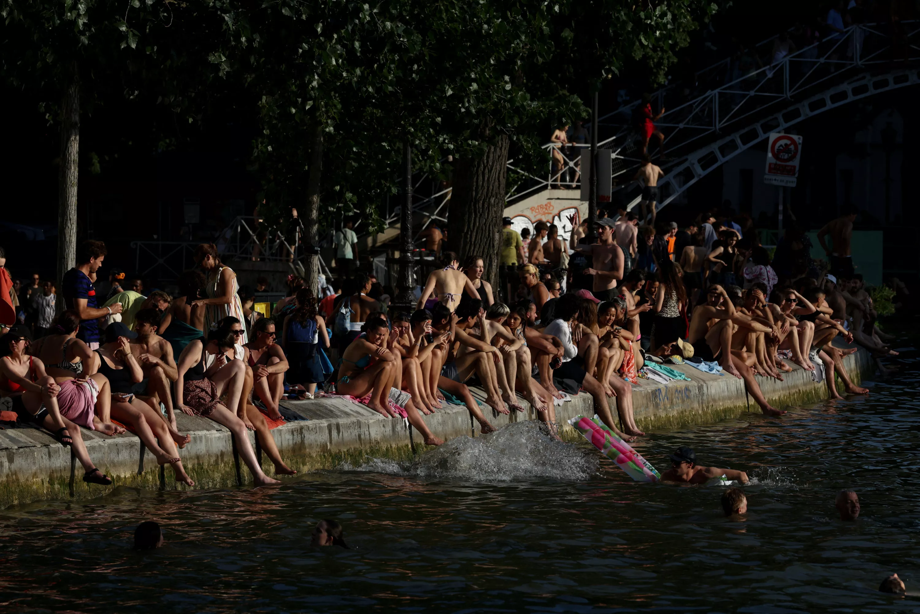 EN DIRECT - Canicule : 24 départements placés en vigilance rouge, des pics de températures à 40°C attendus ce samedi