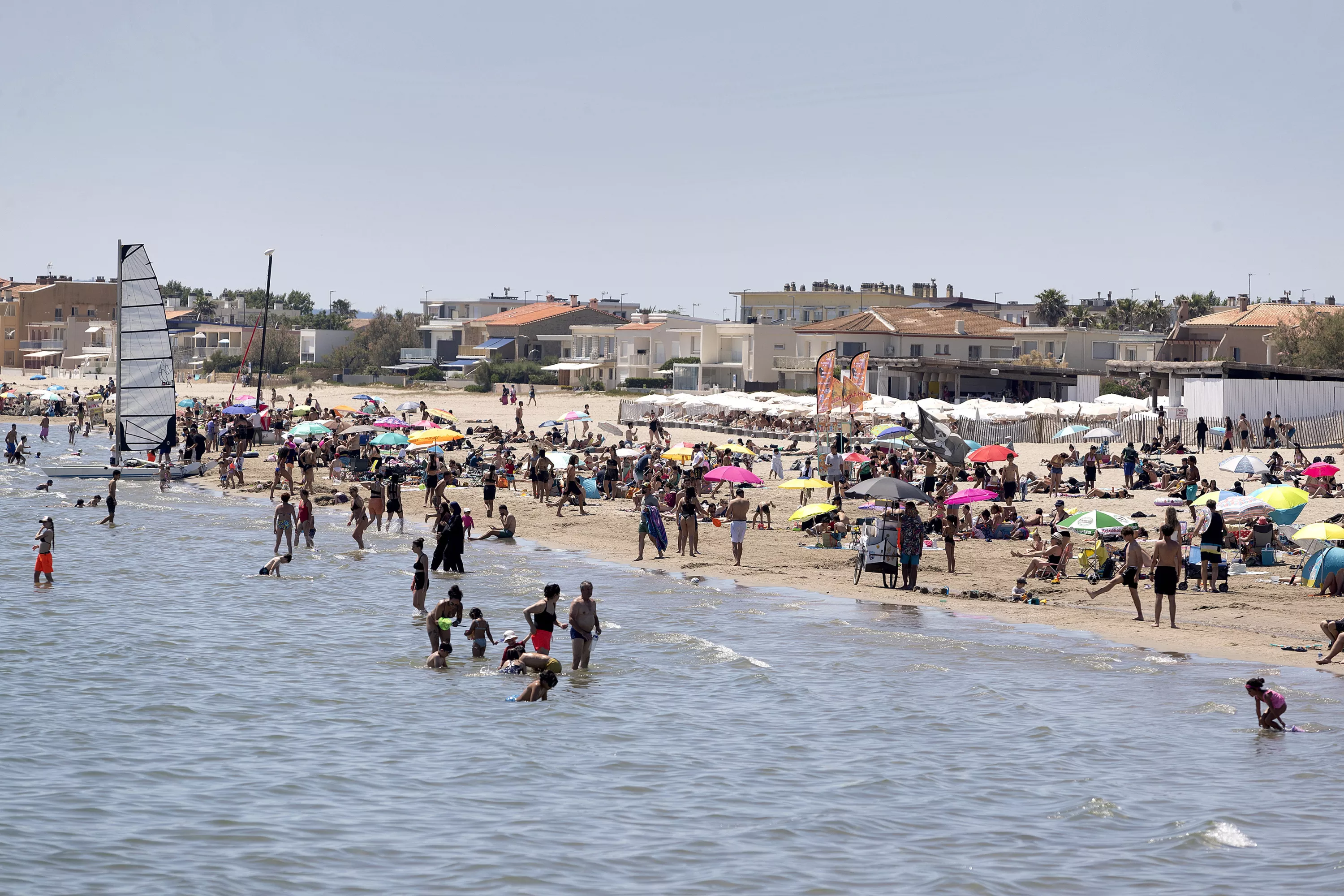 EN DIRECT - Canicule : le Centre-Ouest en alerte rouge mercredi, la sécheresse atteint des niveaux records