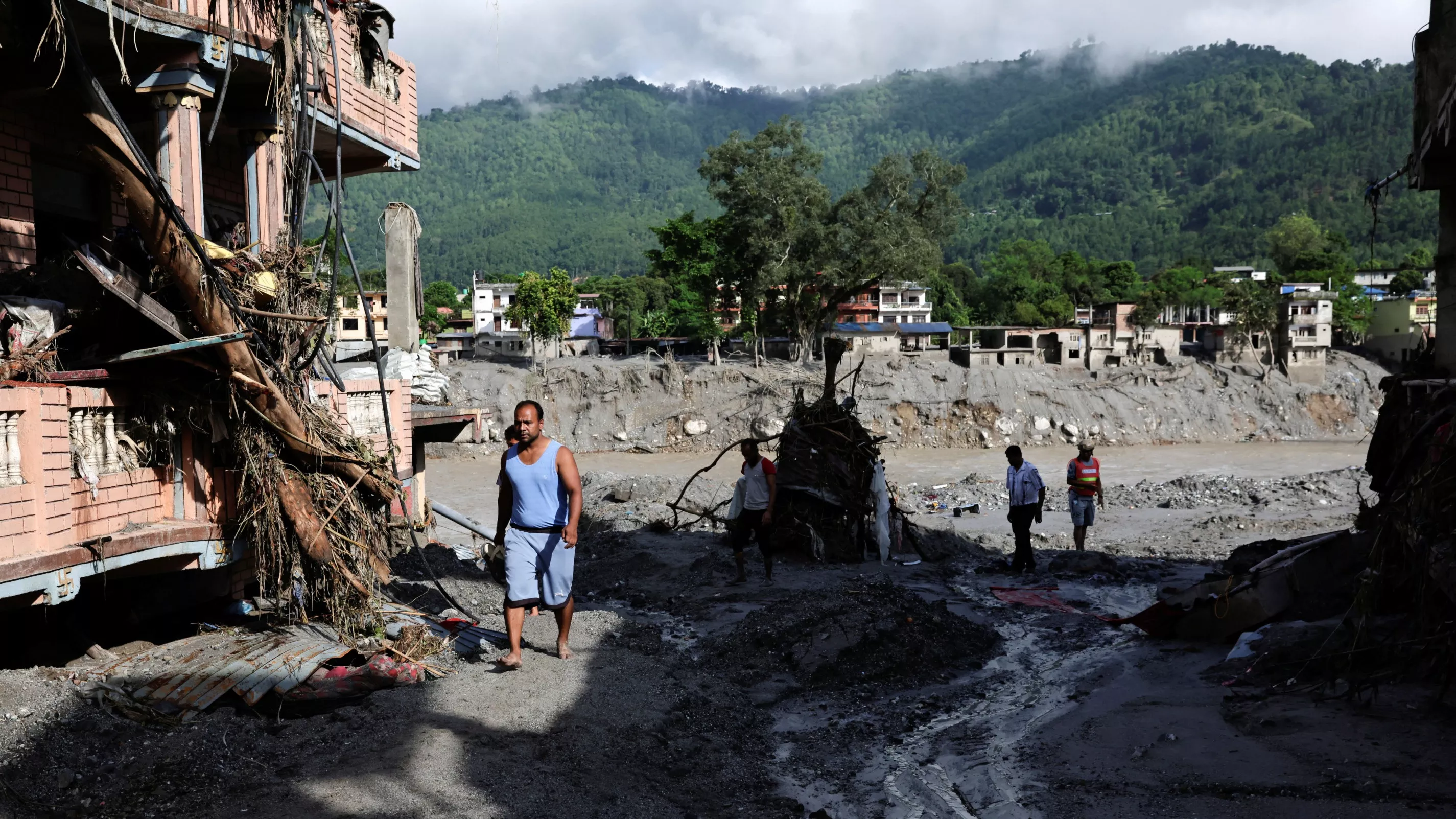 EN DIRECT - Crues dévastatrices au Népal  et au Tibet : le risque présenté par une retenue d’eau en surplomb «diminue»