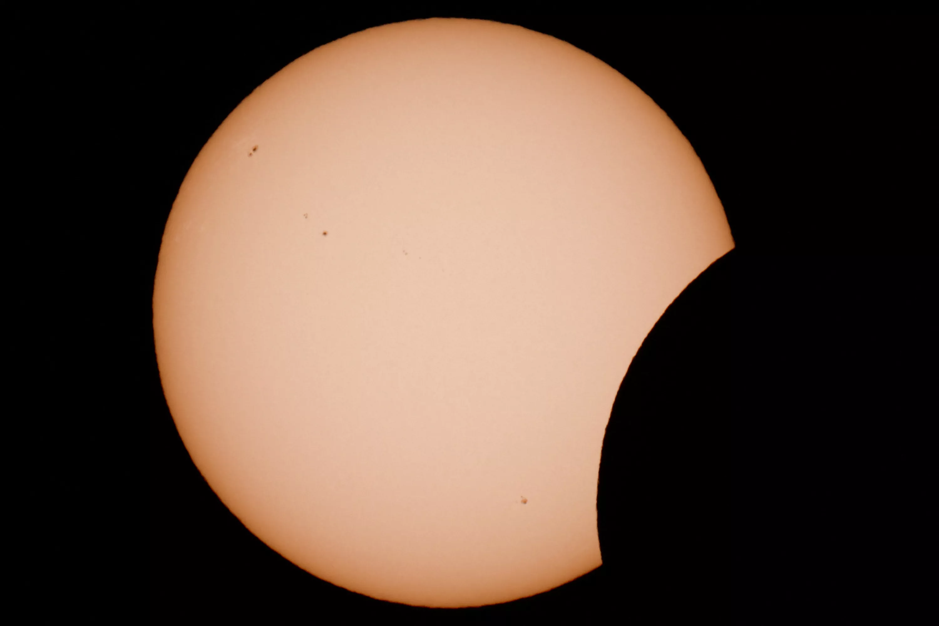 EN DIRECT - Éclipse solaire : suivez l’événement exceptionnel qui a débuté en France et en Espagne