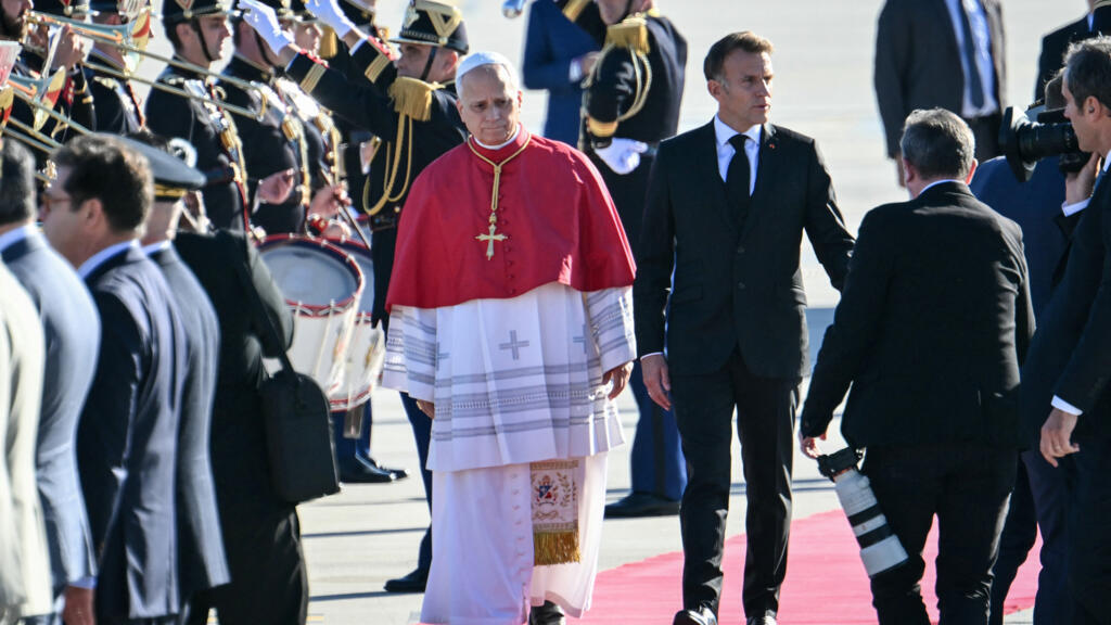EN DIRECT - Emmanuel Macron a accueilli Léon XIV à l'aéroport d'Orly, suivez la visite du pape en France