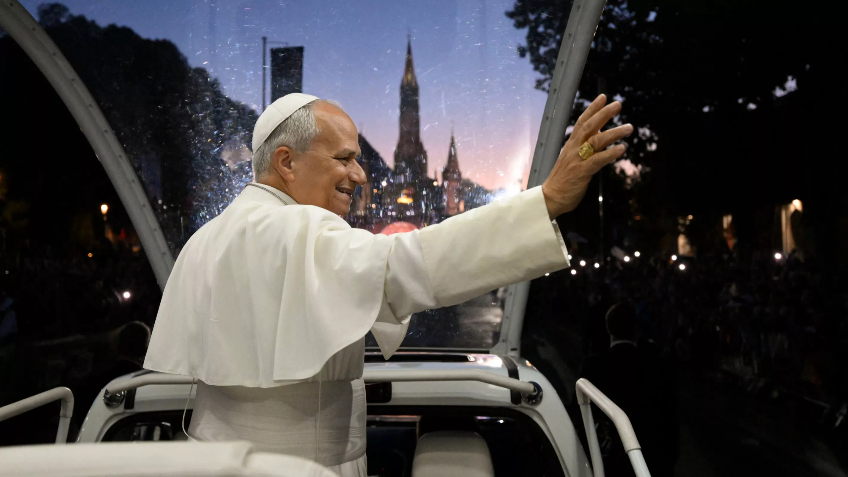 EN DIRECT - Ferveur, bain de foule et messe en plein air : le pape Léon XIV poursuit son séjour à Lourdes, porté par l’engouement populaire