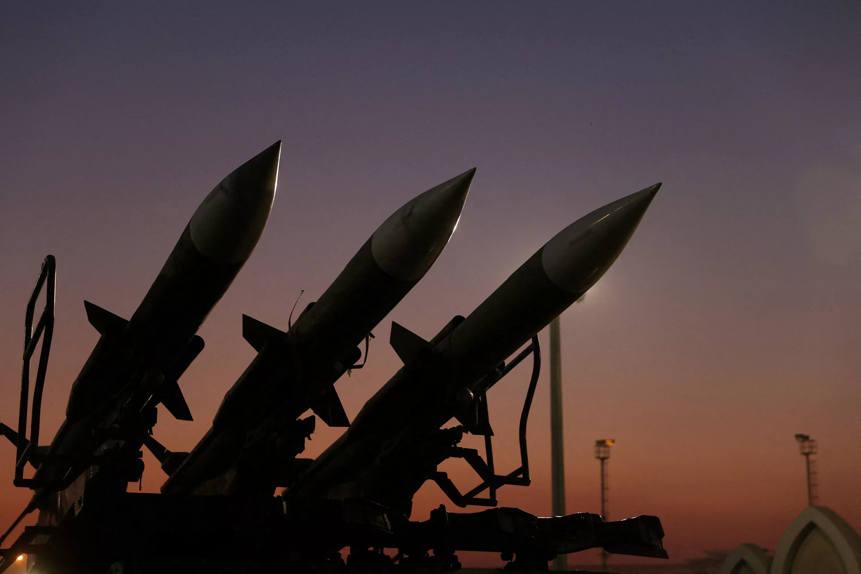 EN DIRECT - Guerre au Moyen-Orient : Israël dit être la cible de missiles iraniens et ferme les écoles du pays lundi