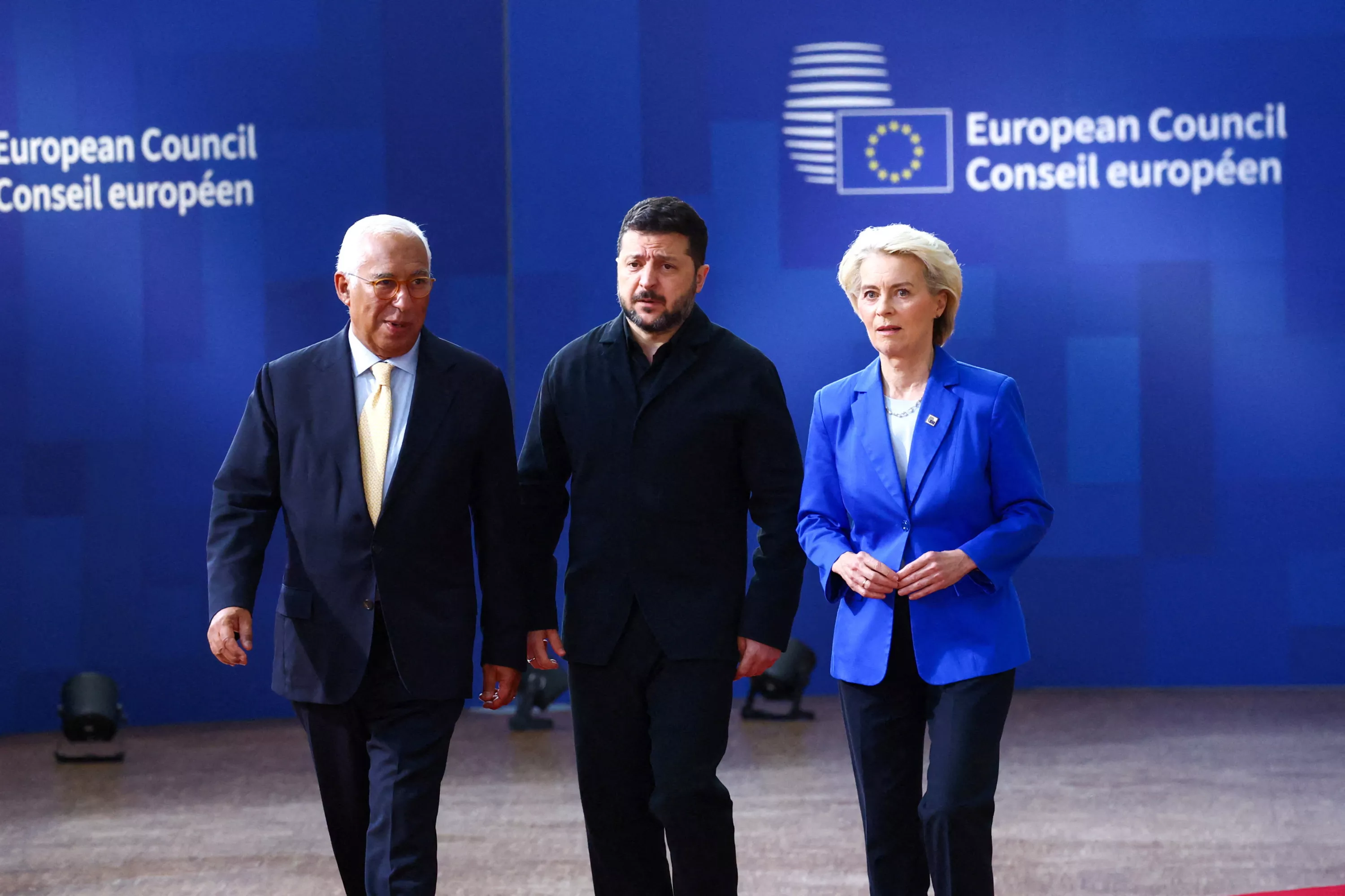 EN DIRECT - Guerre en Ukraine : Zelensky réclame 70 milliards d’euros en plus en 2027 à l’UE, Emmanuel Macron assure que «nous ne lâcherons pas» Kiev