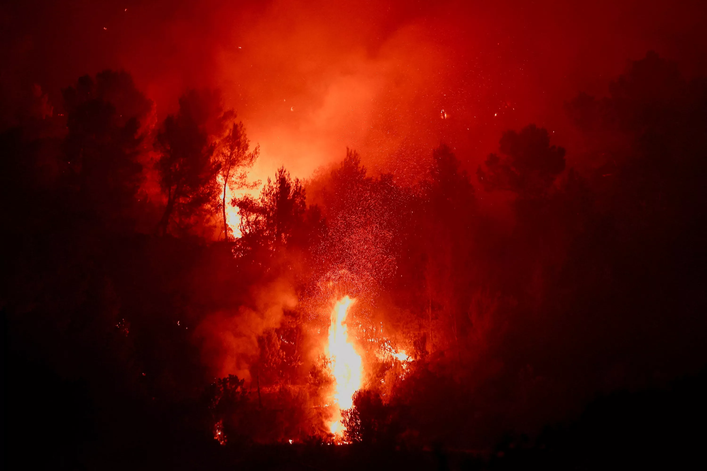 EN DIRECT - Incendie : le feu fait à nouveau des ravages dans les Landes, énième journée de canicule