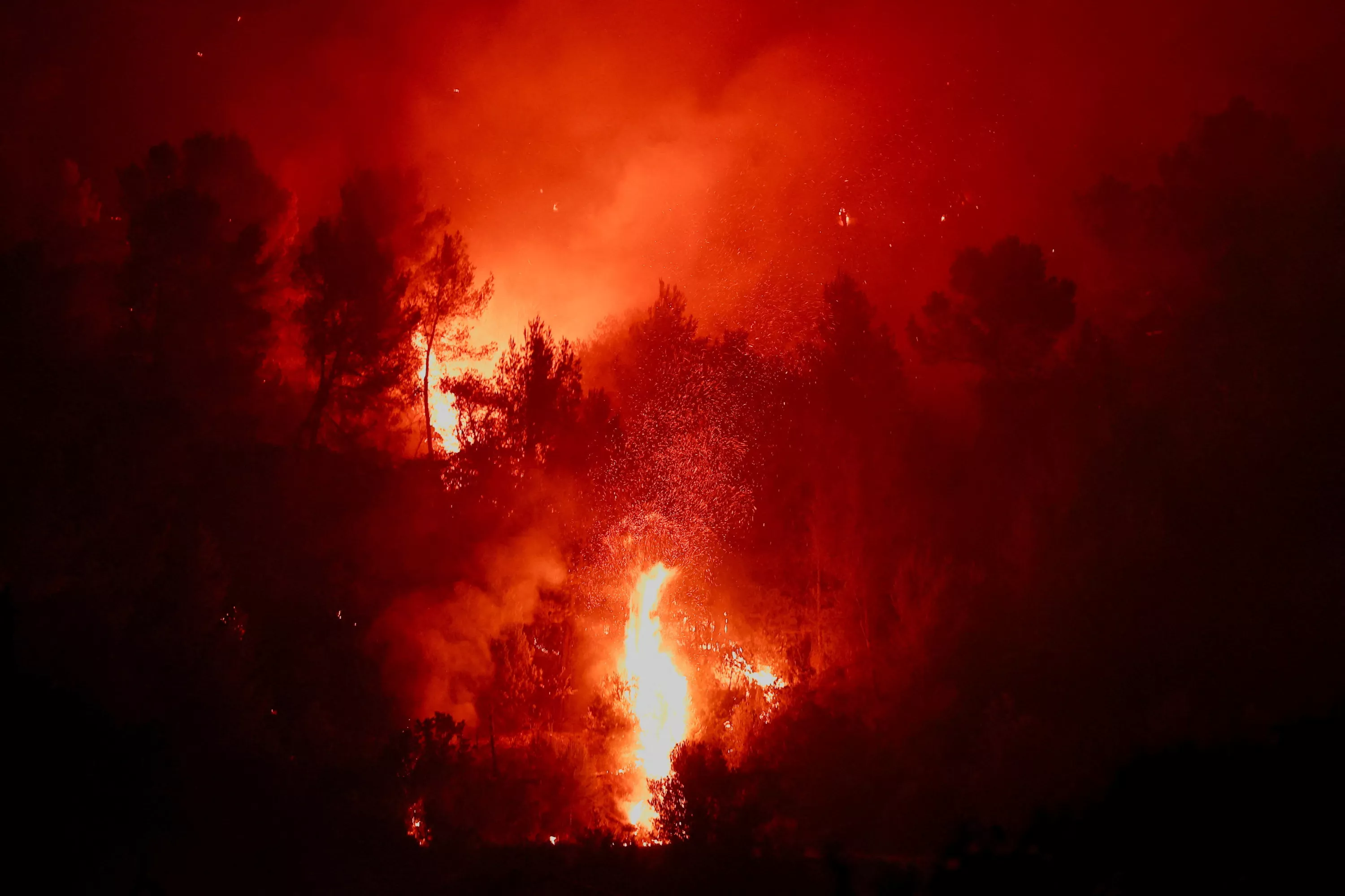 EN DIRECT - Incendie en France : le Var replonge dans «l’enfer» des flammes, le feu est contenu en Gironde