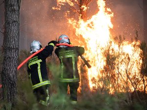 EN DIRECT Incendie en Gironde : Emmanuel Macron va se rendre sur place pour rencontrer 