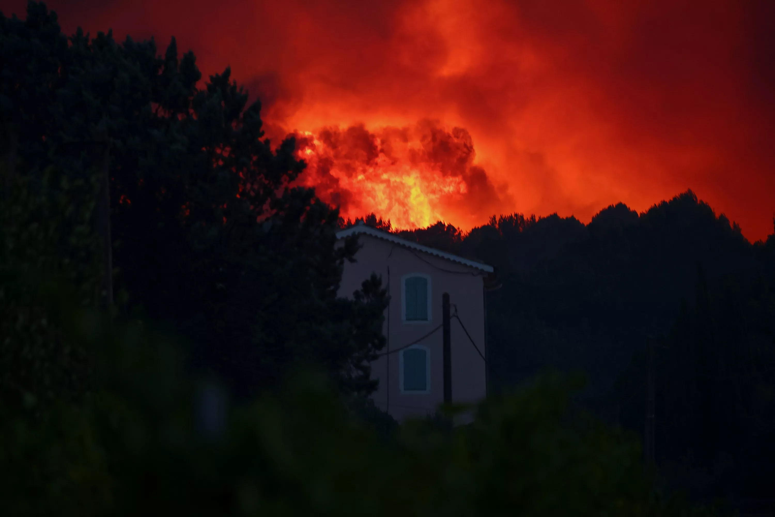 EN DIRECT - Incendie dans le Var : le feu est «contenu» malgré «de nombreux points chauds», déjà plus de 2550 hectares parcourus