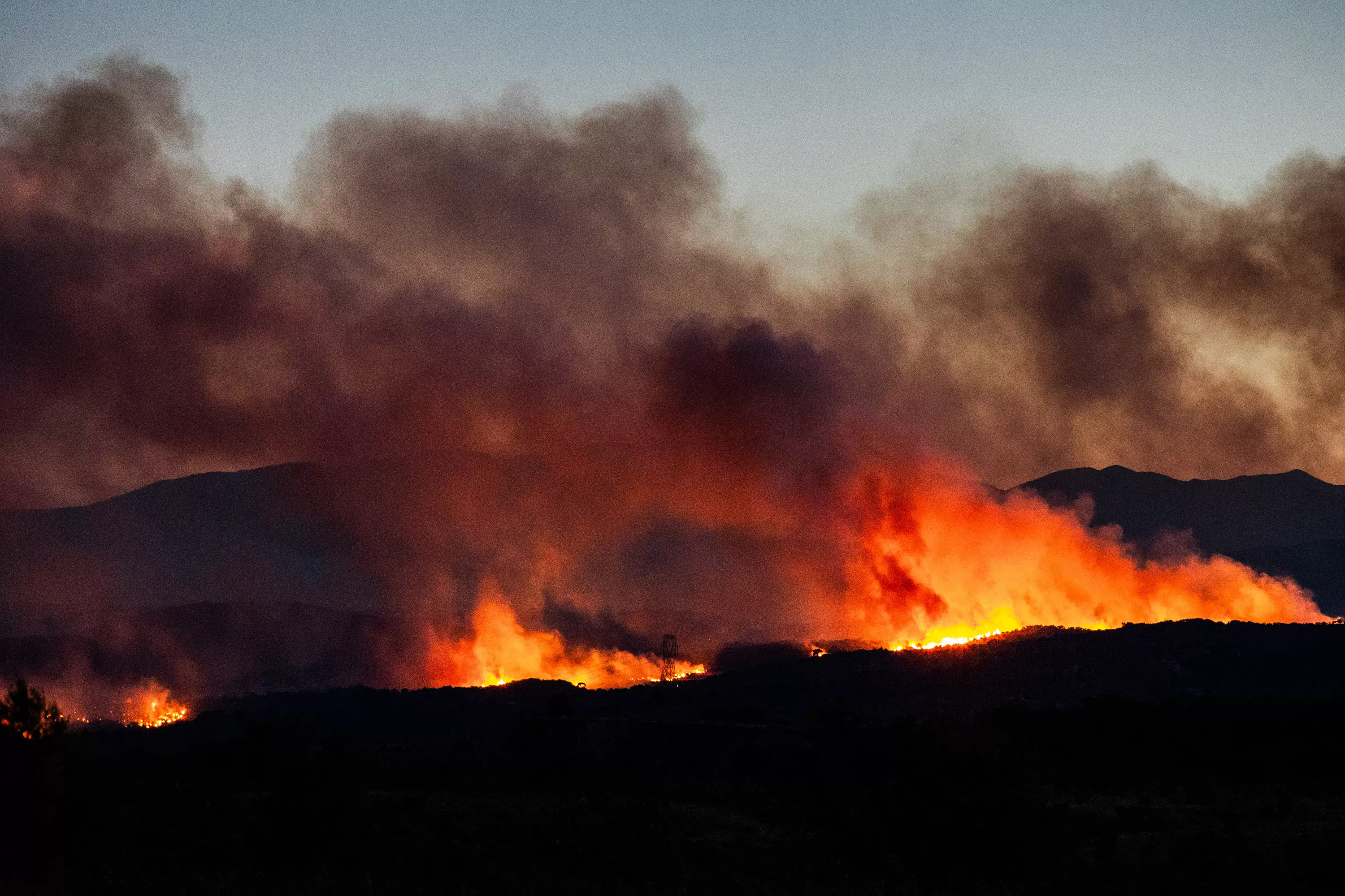 EN DIRECT - Incendies, canicule : un «feu gigantesque» a parcouru 4600 hectares dans les Pyrénées-Orientales, la troisième étape du Tour de France bousculée