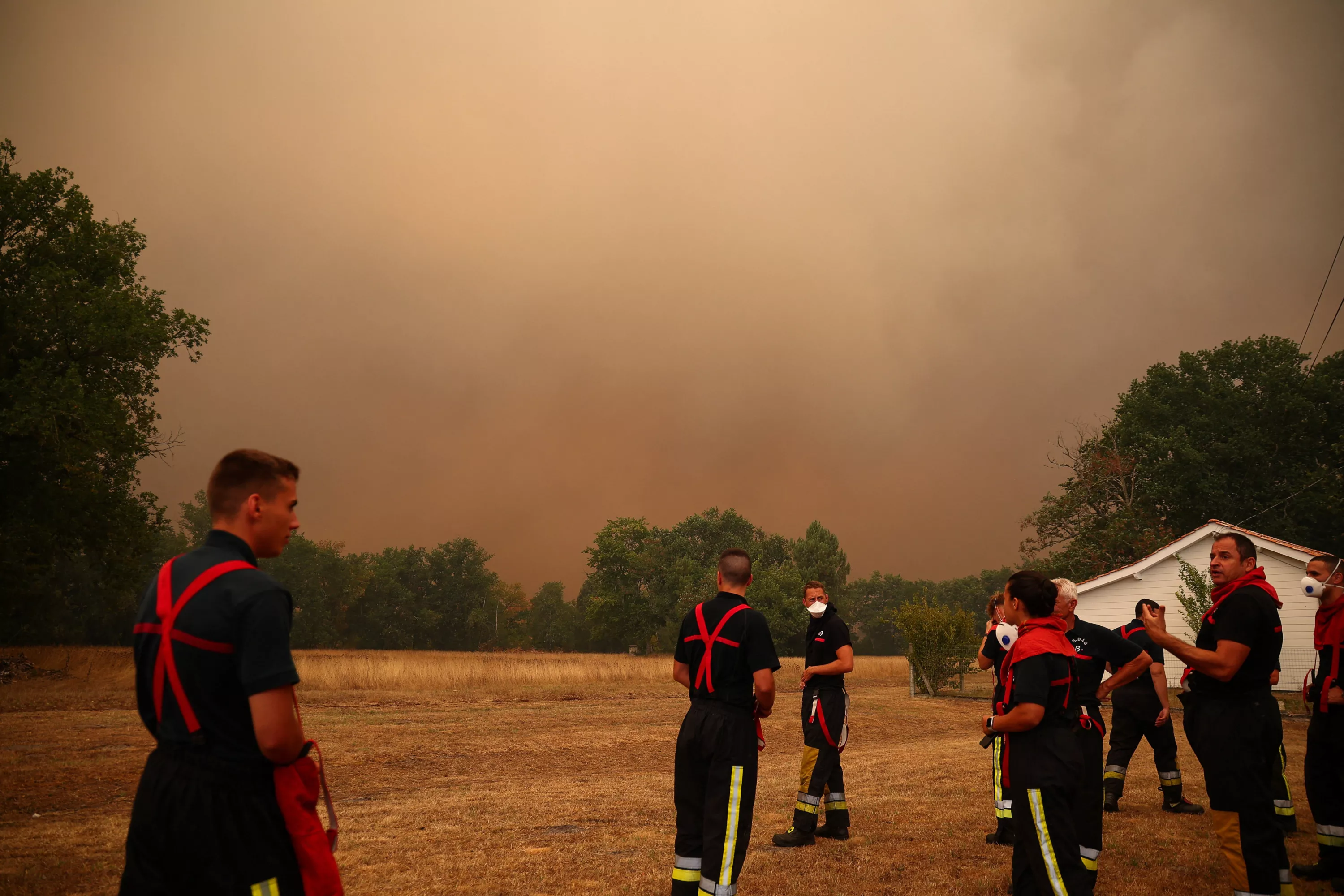 EN DIRECT - Incendies en France : feu «globalement stable» en Gironde, Macron présidera une cellule interministérielle de crise ce lundi