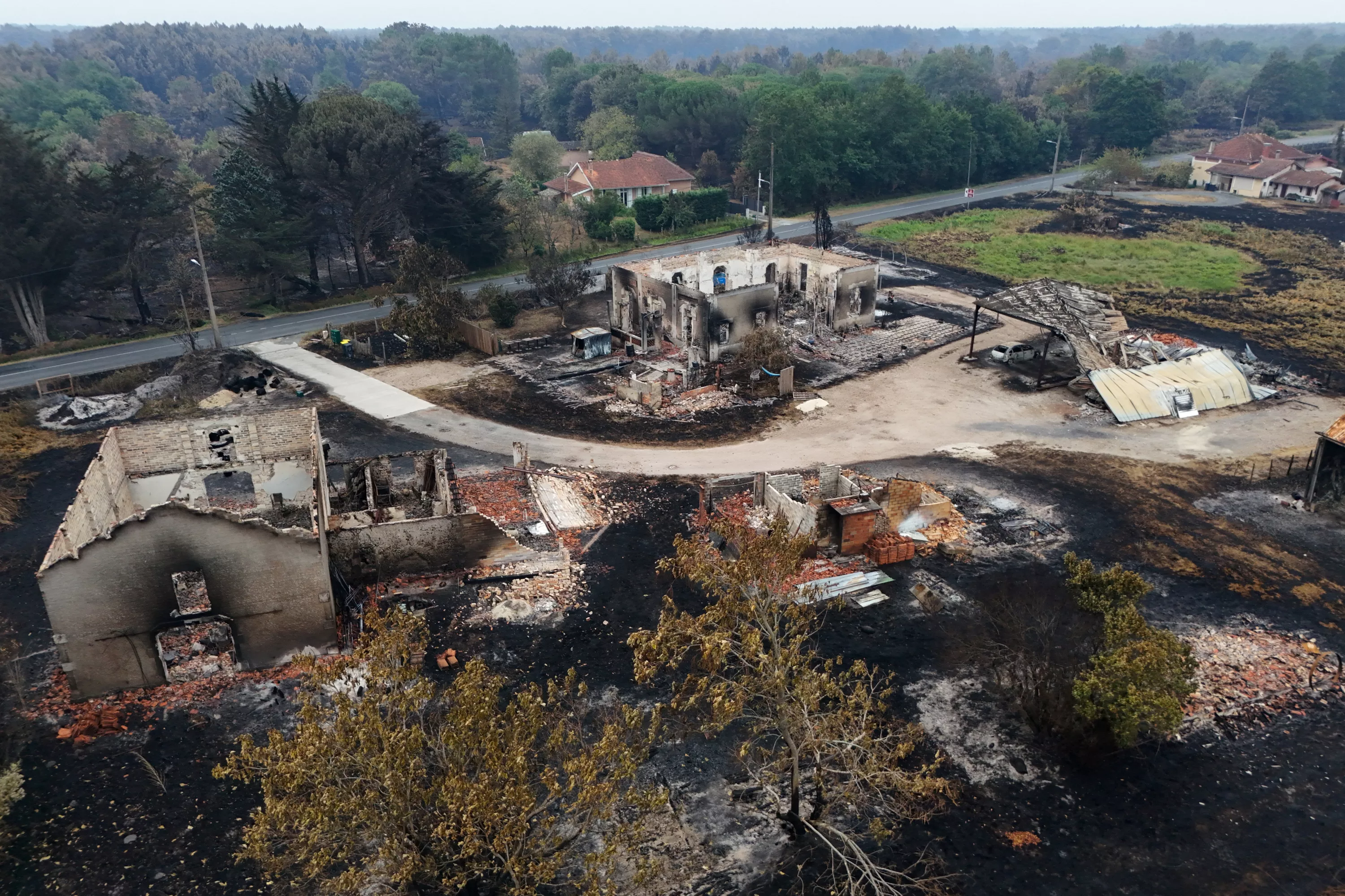 EN DIRECT - Incendies en Gironde : le feu «toujours stabilisé» ce matin, malgré quelques reprises