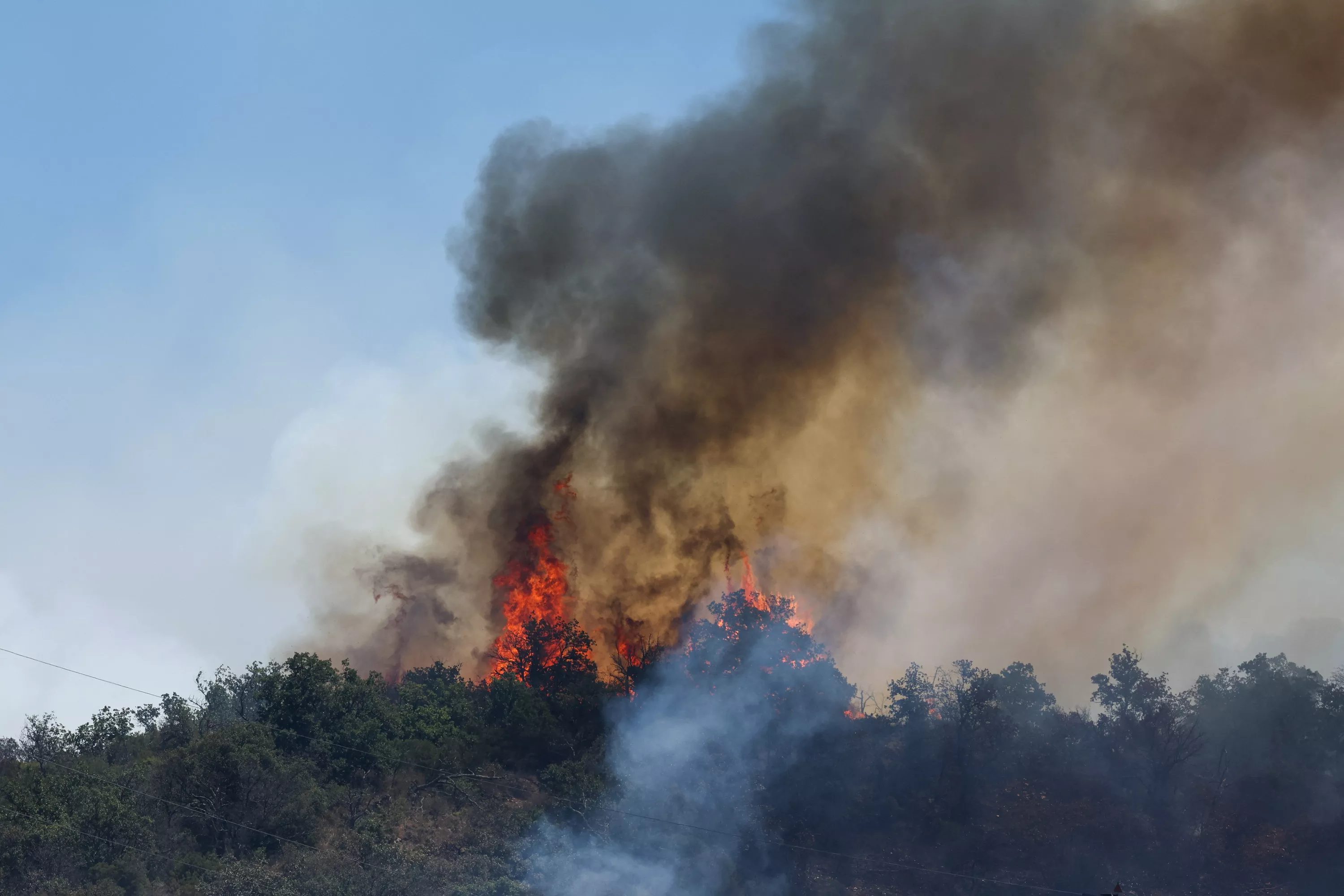 EN DIRECT - Incendies : un pompier volontaire de 22 ans mort en Savoie, annonce Laurent Nunez