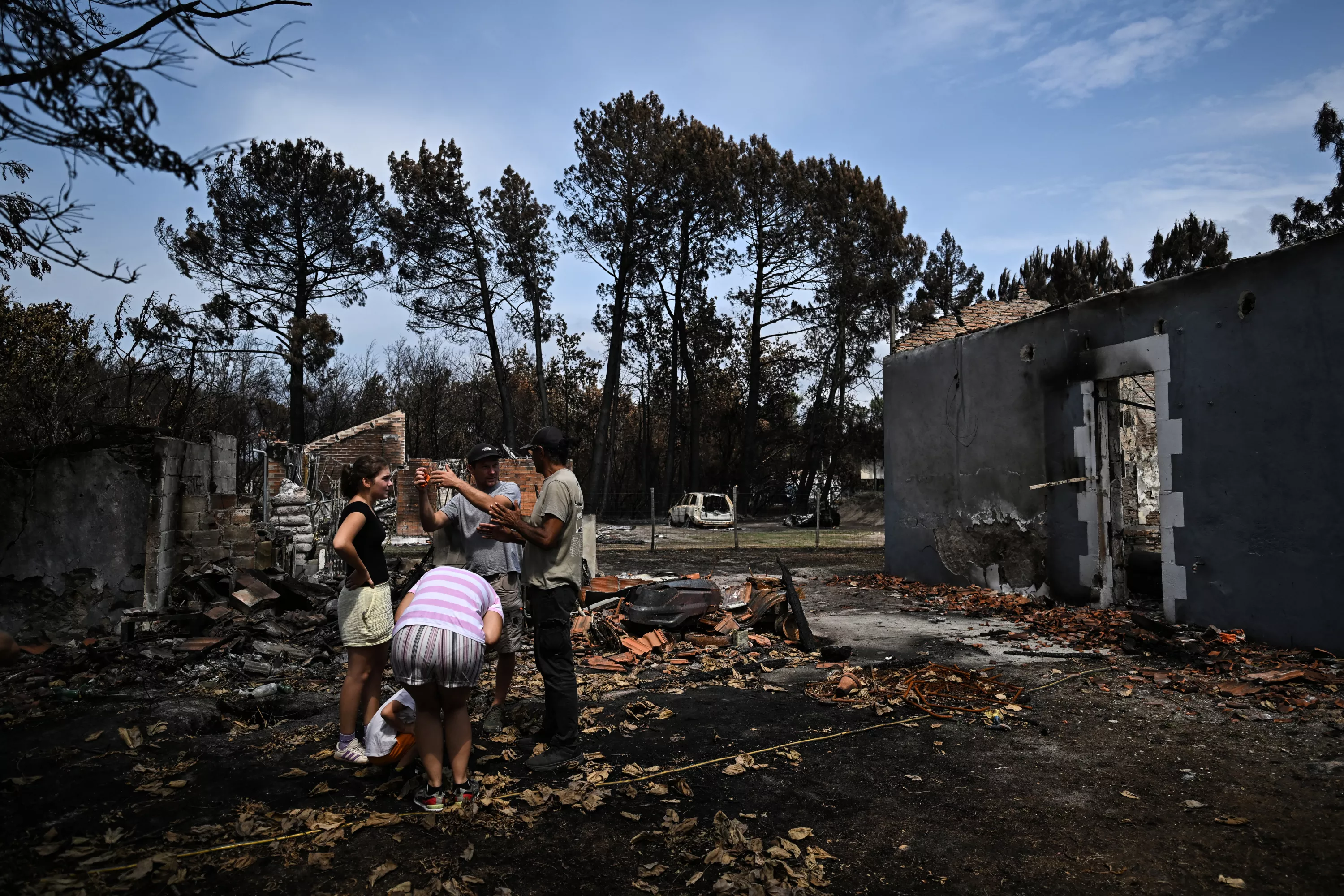 EN DIRECT - Incendies : Sébastien Lecornu, en visite en Gironde, déplore «des dérives complotistes» et assure «n’avoir strictement rien à cacher»