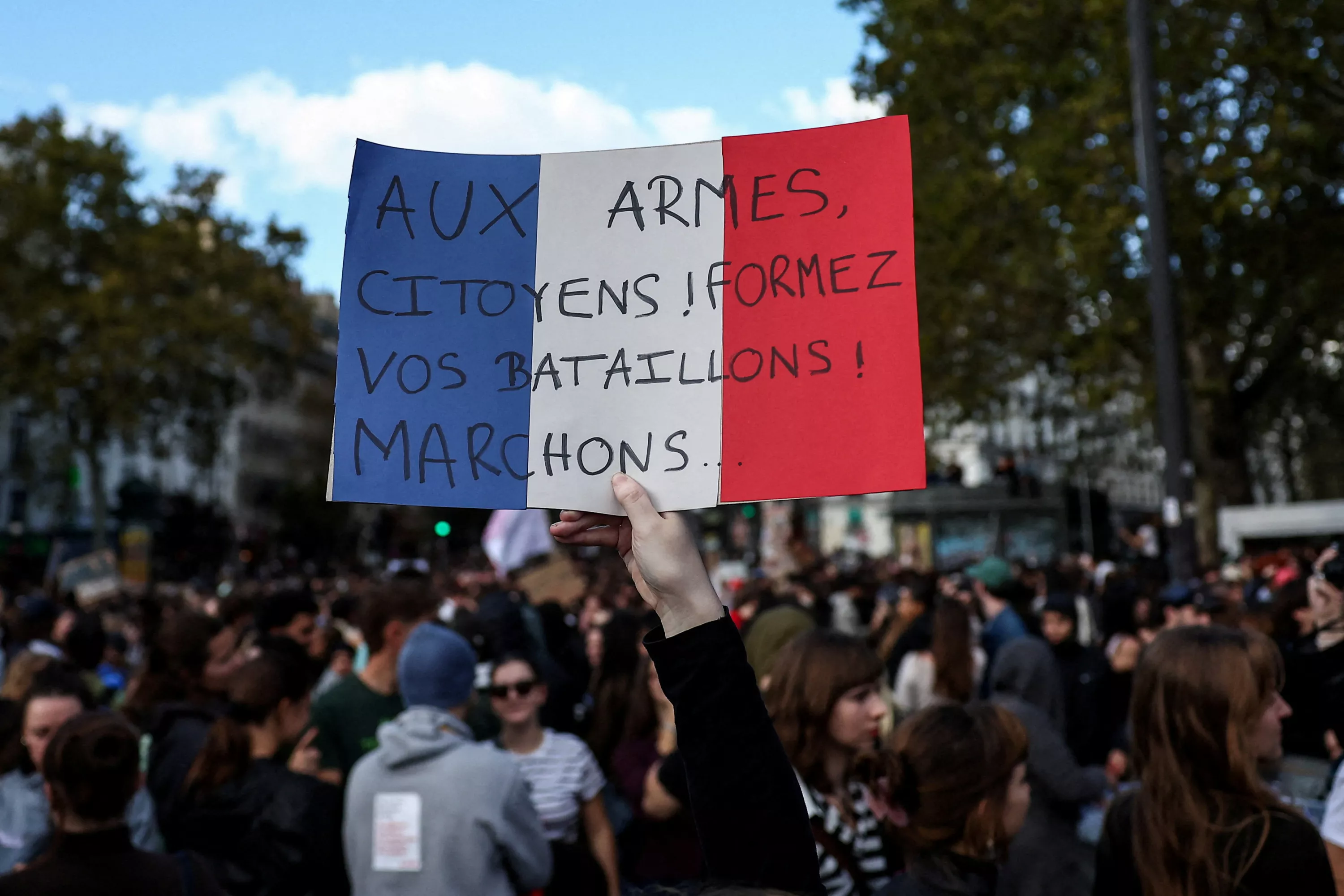 EN DIRECT - Manifestations du 17 octobre : de premiers incidents à Lyon, des commerces barricadés et des stations de métro fermées à Paris