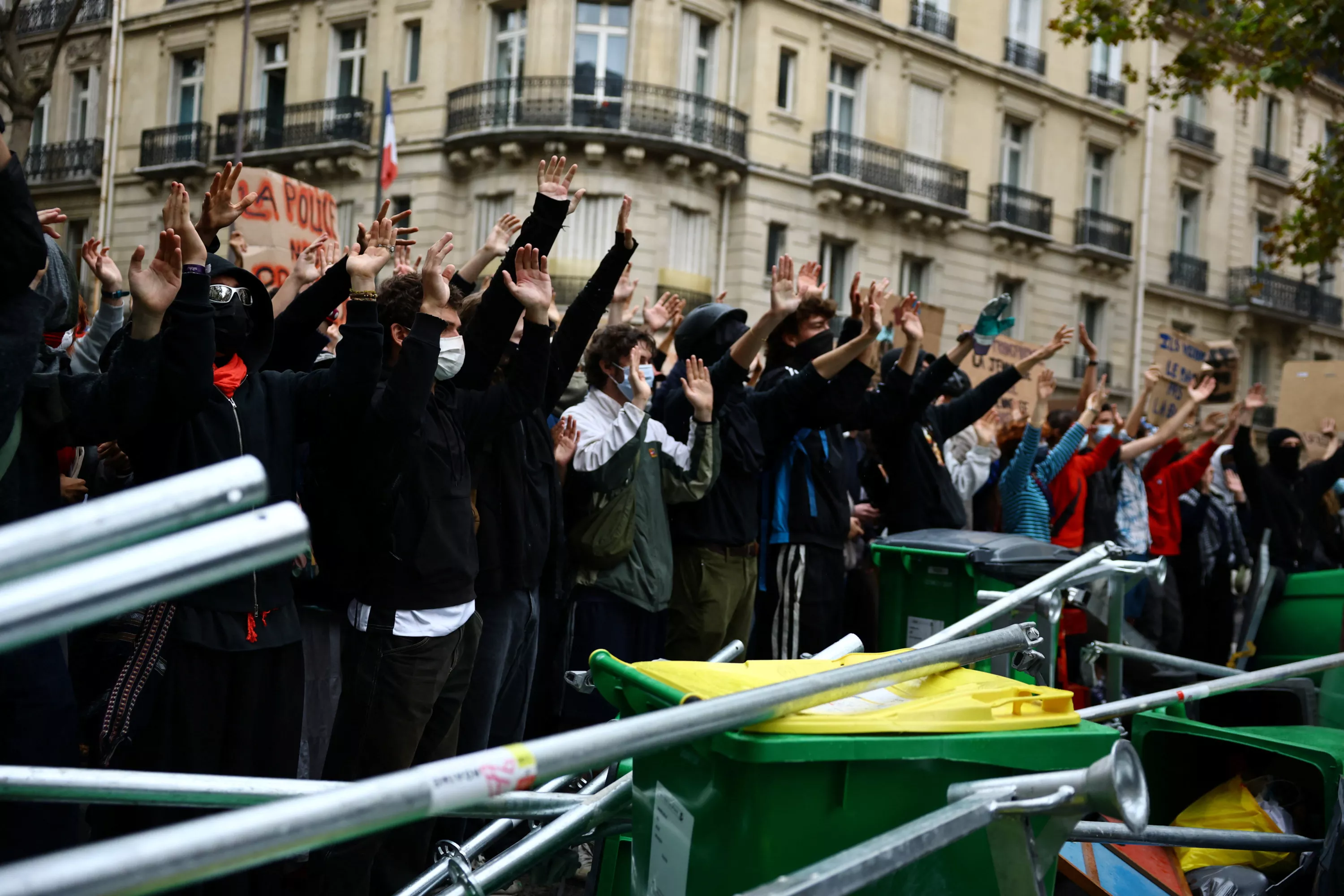 EN DIRECT - Mobilisation des lycéens : policier blessé «à la nuque» à Marseille, tirs de mortiers à Rennes… Une nouvelle journée sous tension en France