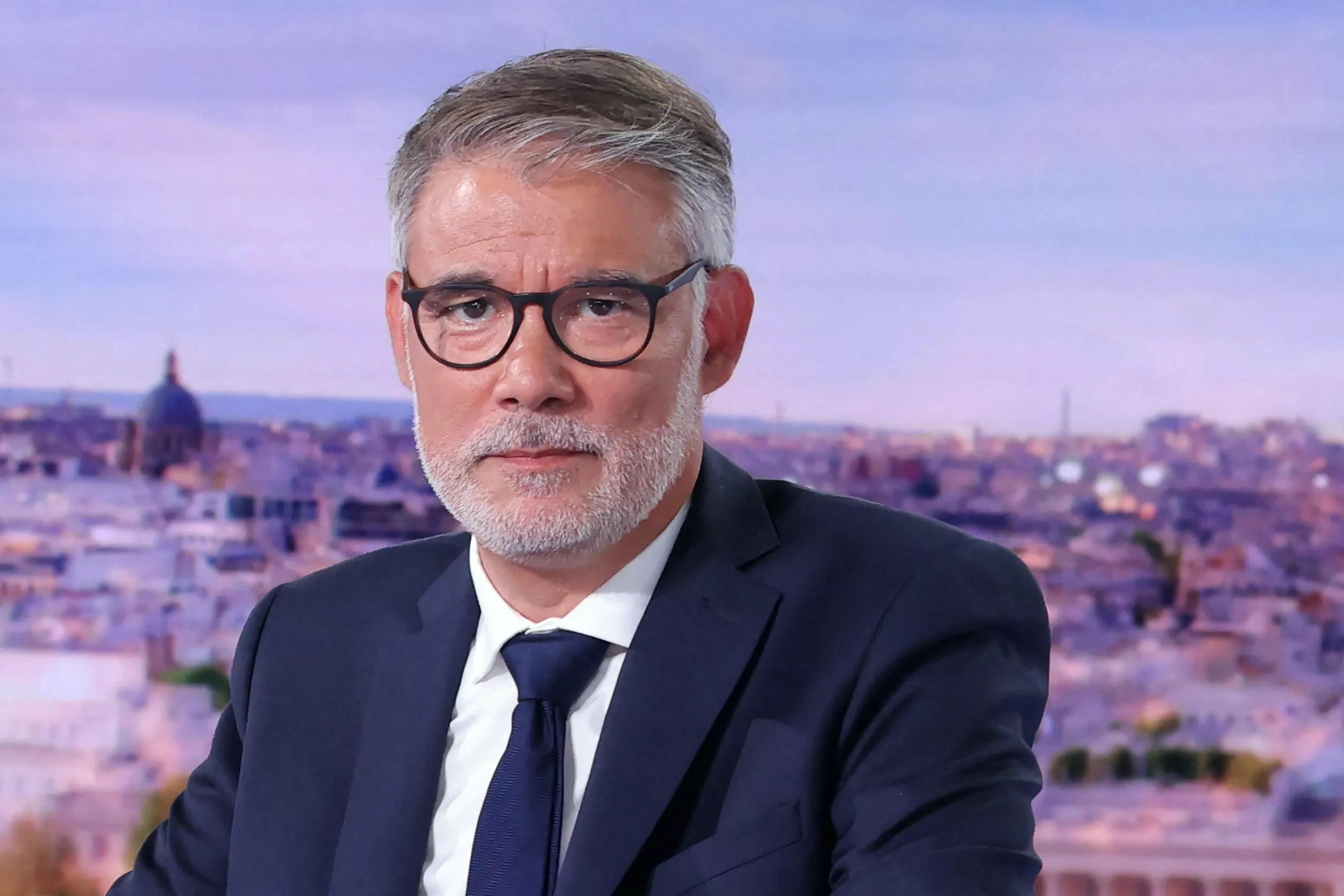 EN DIRECT - Présidentielle 2027 : Faure accuse Hollande de «chercher sa voie avec une alliance de centre droit», et tacle sa proposition de TVA sociale