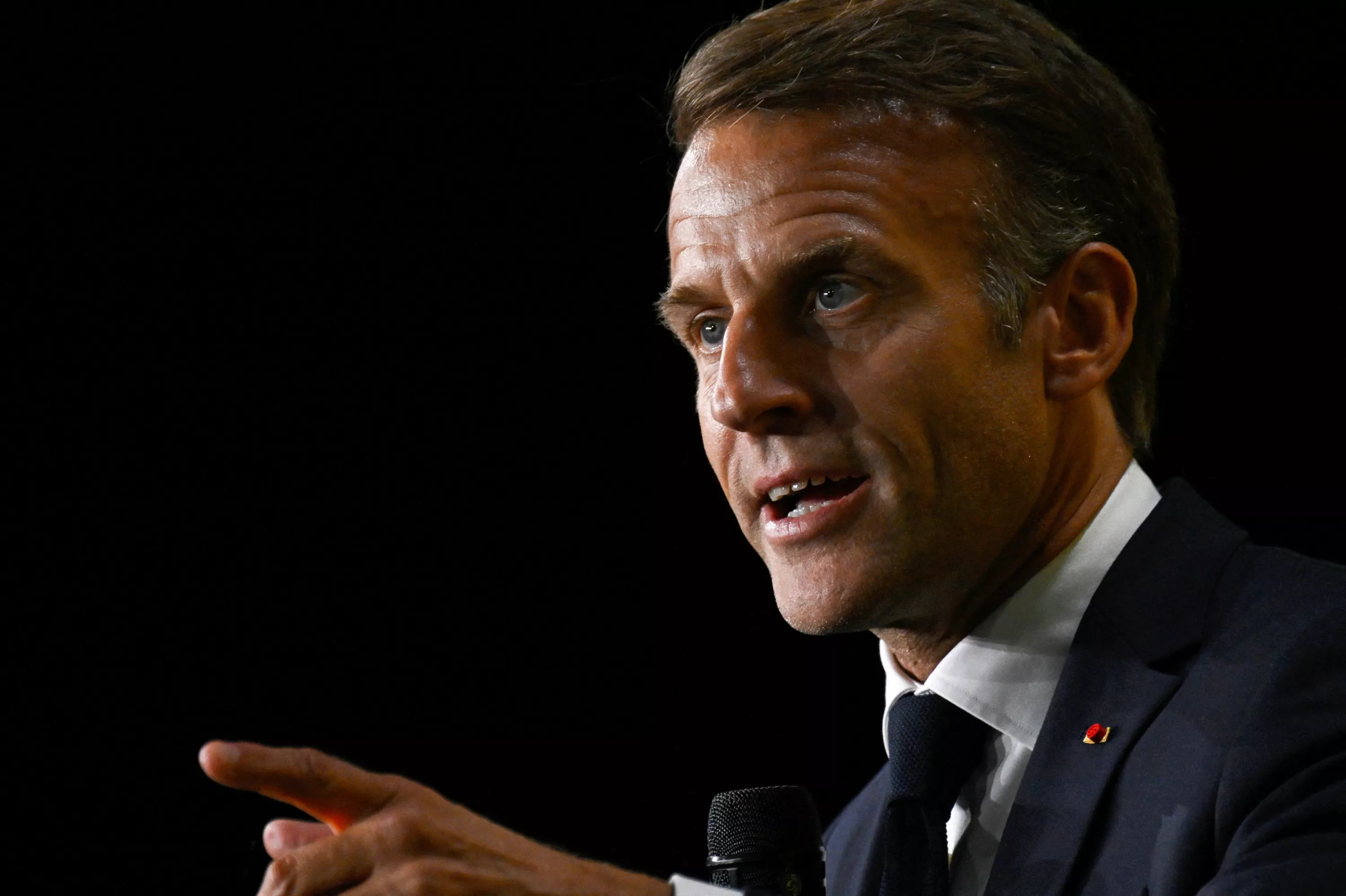 EN DIRECT - Principal d’un collège et enseignante blessés à l’arme à feu à Aubagne : Macron salue «la réaction exemplaire de l’équipe éducative, qui a permis d’éviter le pire»
