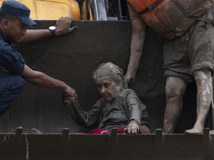 EN IMAGES Crue dévastatrice au Népal et au Tibet : plus de 1 300 personnes portées disparues, au moins 165 morts