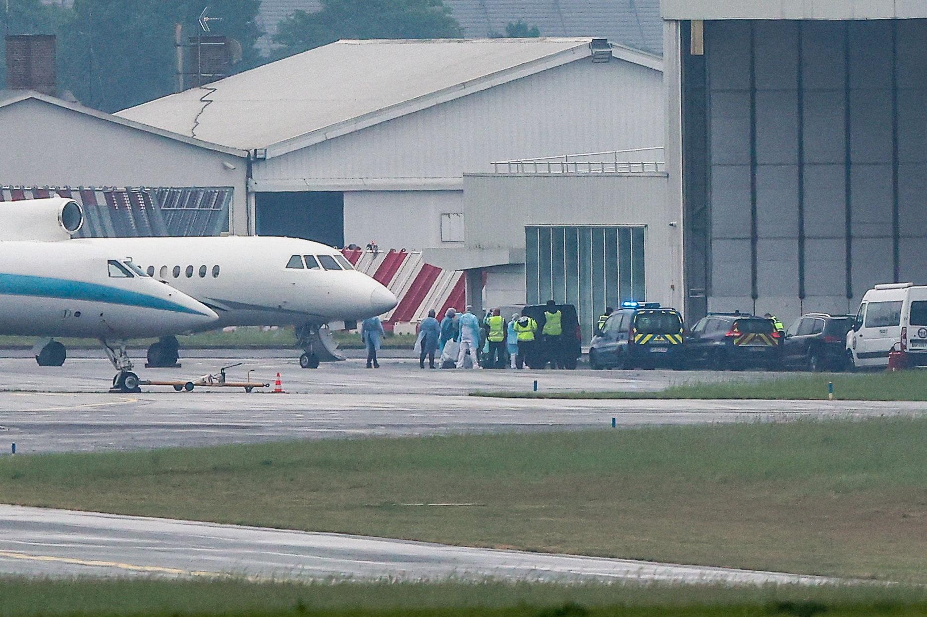EN DIRECT - Hantavirus : un des cinq Français rapatriés dimanche a présenté «des symptômes dans l’avion», selon Sébastien Lecornu