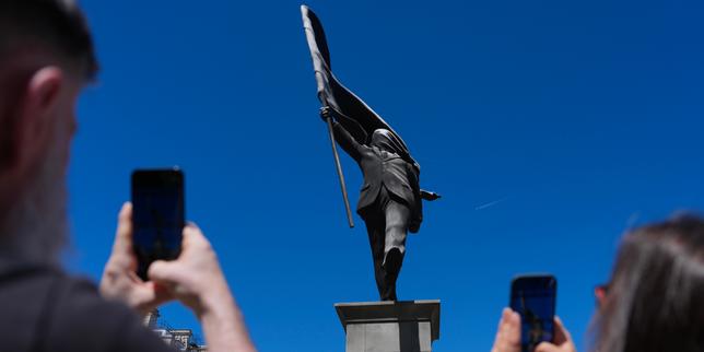 Banksy revendique la paternité de la statue d’un homme brandissant un drapeau, dans le centre de Londres