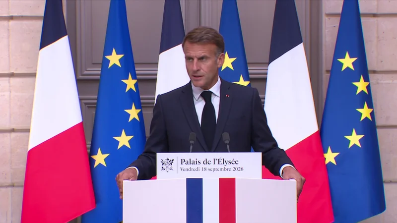 Face à la flambée du carburant, Emmanuel Macron n'exclut pas d'adapter les aides mais juge qu'