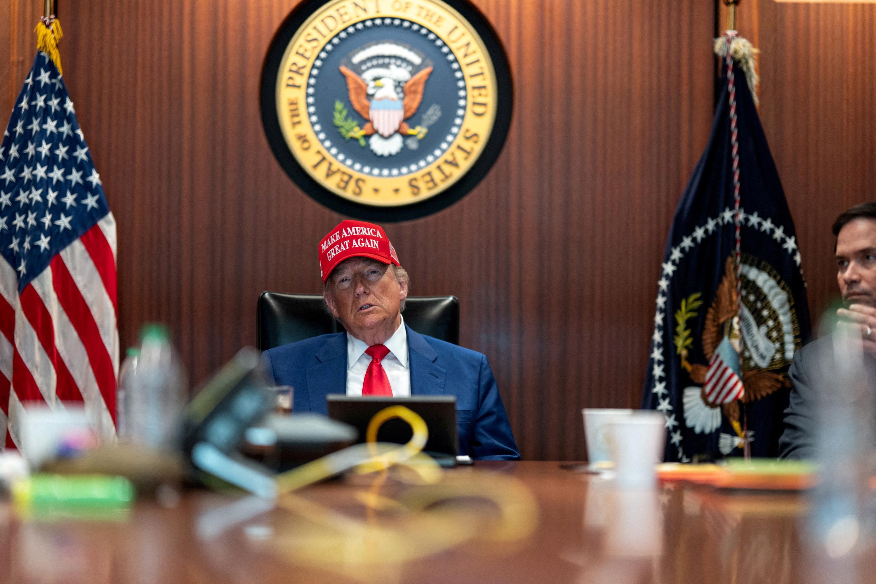«Un jeu de poker menteur» : que cherche Donald Trump avec sa menace de taxe à 25% sur les voitures européennes ?