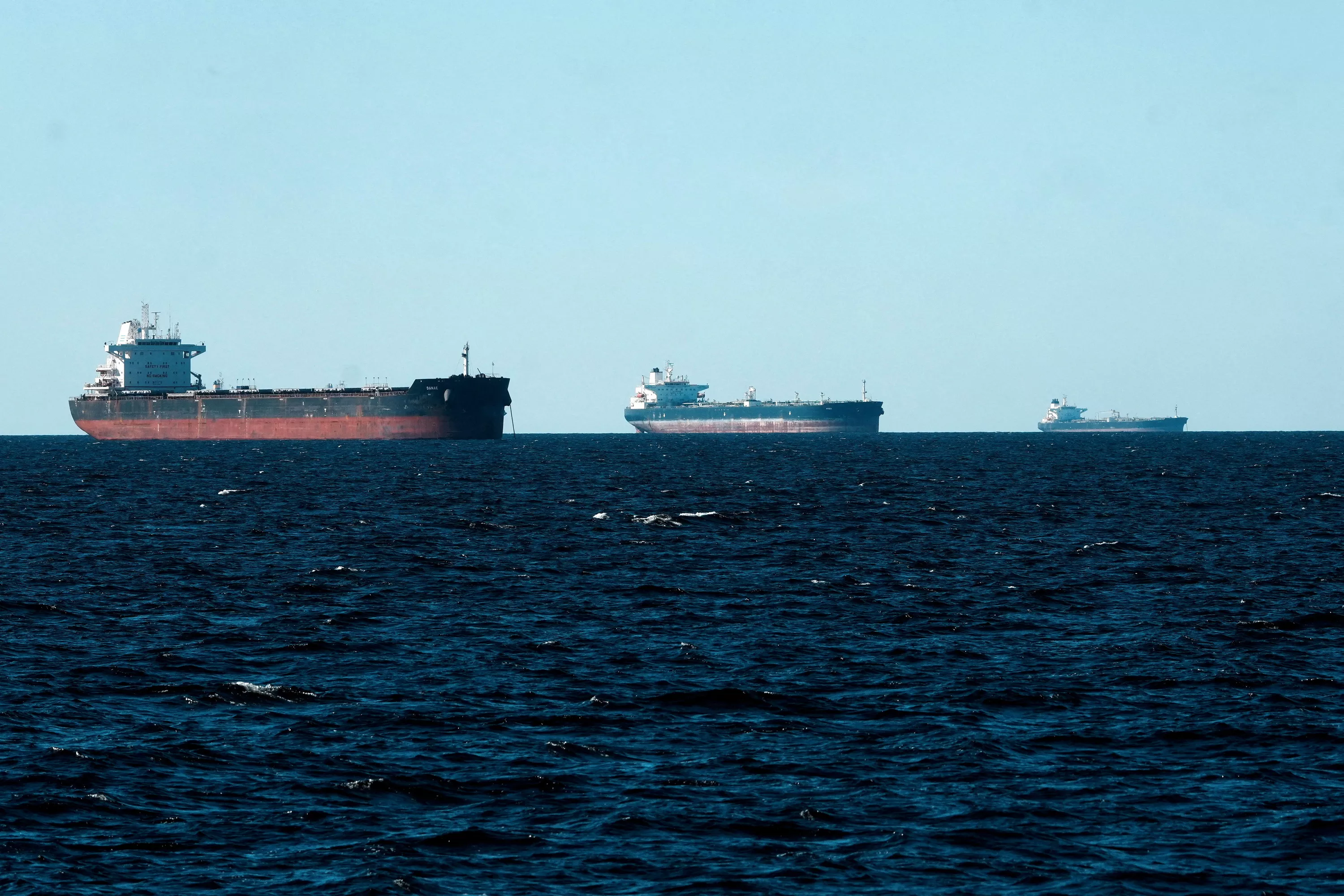 Flotte fantôme russe : un pétrolier intercepté dans l’Atlantique écope d’une lourde amende