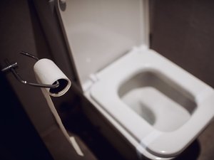 Folle de rage après sa rupture, elle jette des cendres funéraires dans les WC : la décision du tribunal laisse la famille sidérée