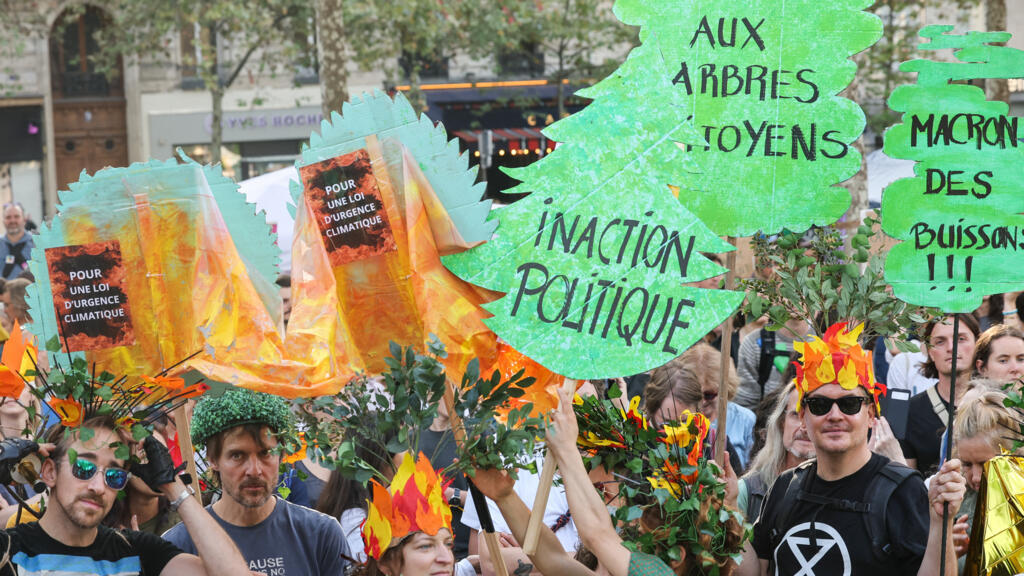 France: des marches pour le climat après un été caniculaire et des incendies records