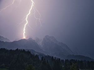Frappés par la foudre en pleine randonnée sur le GR 10 : un adolescent et un jeune homme entre la vie et la mort dans les Pyrénées