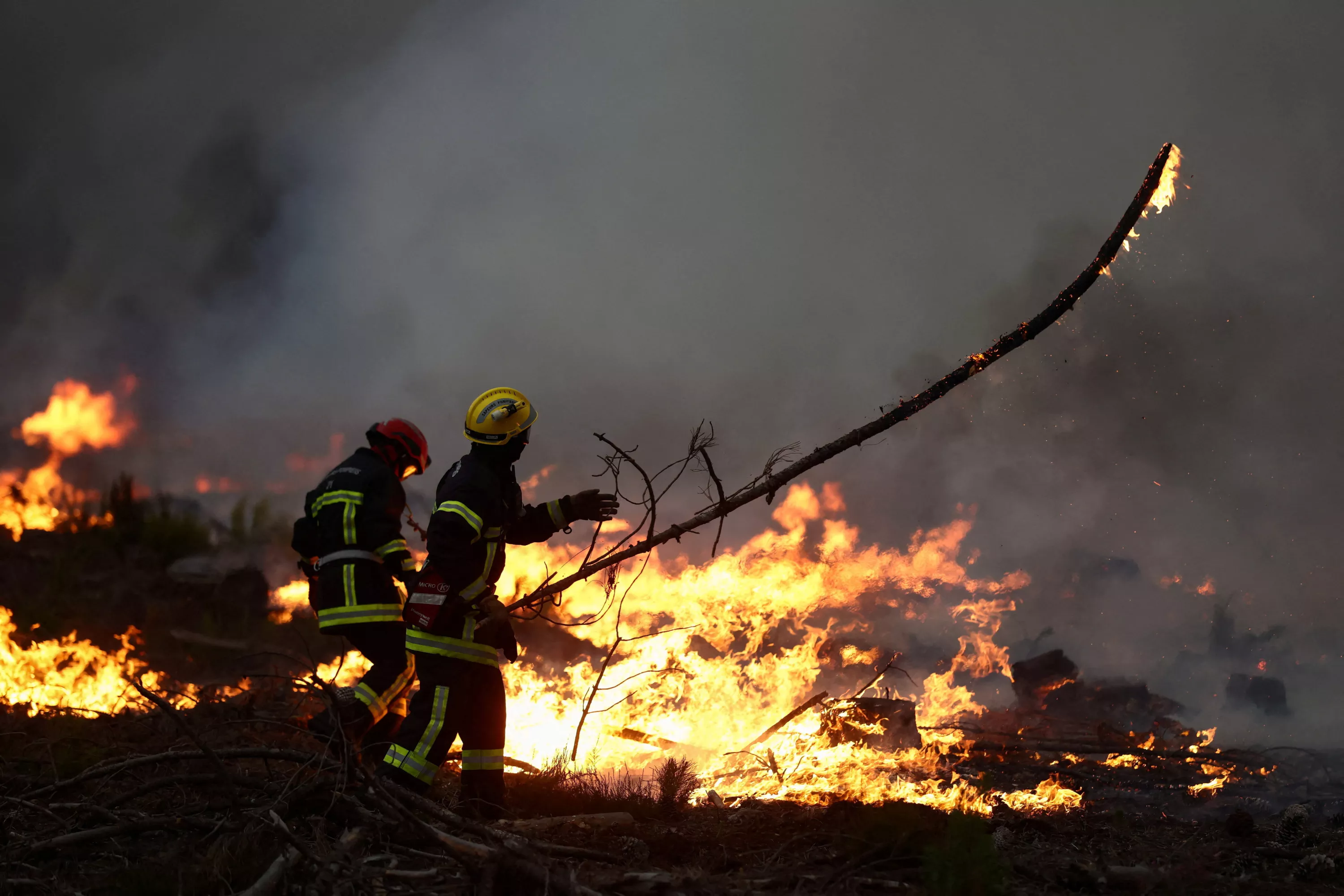 Fumées toxiques, brûlures, cancers... Que risquent les pompiers en luttant contre les feux de forêt ?