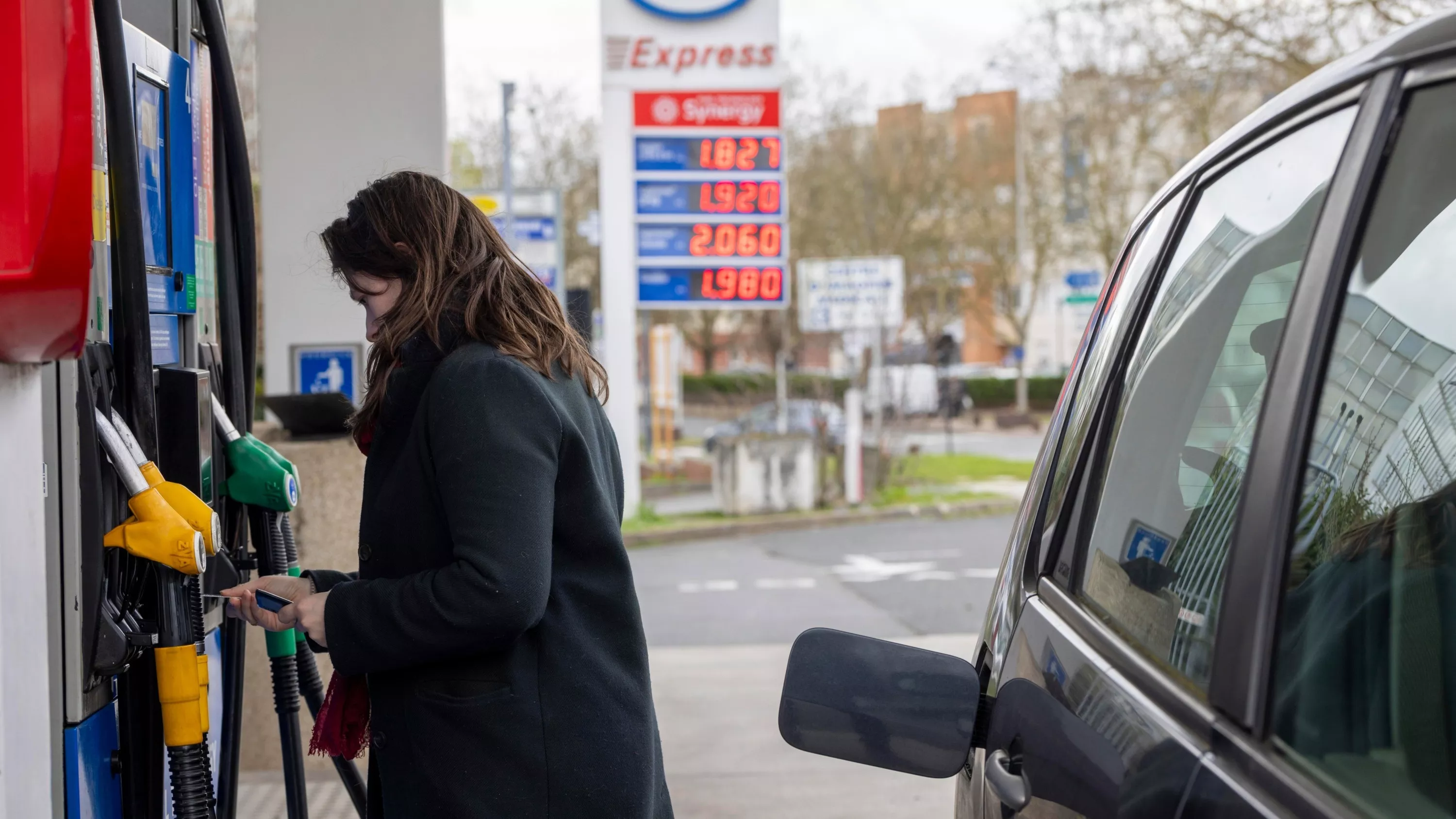 «#GiletsJaunes2026», gel des prix de l’essence «inéluctable» : l’État sous pression face à la crise du carburant