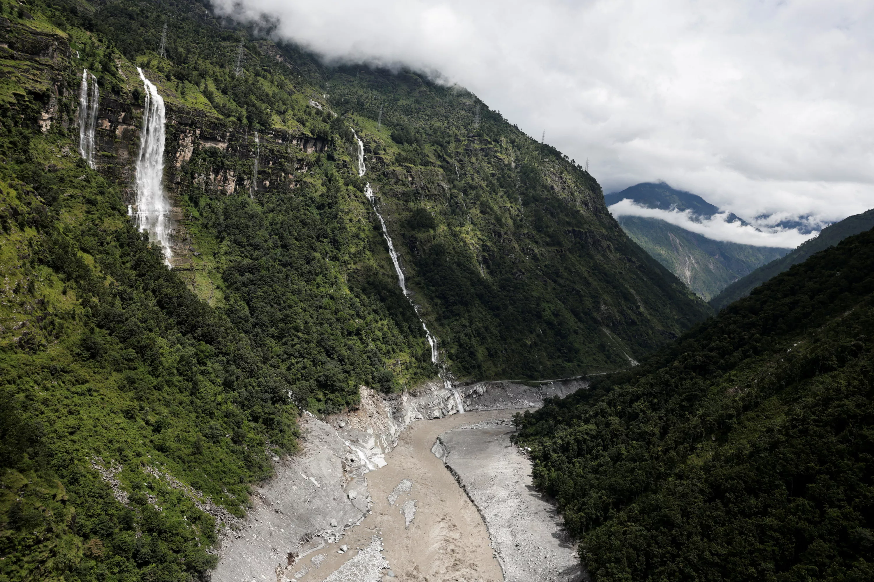 Glaciers, parois rocheuses et permafrost : après la catastrophe dans l’Himalaya, comment la France surveille ses massifs ?