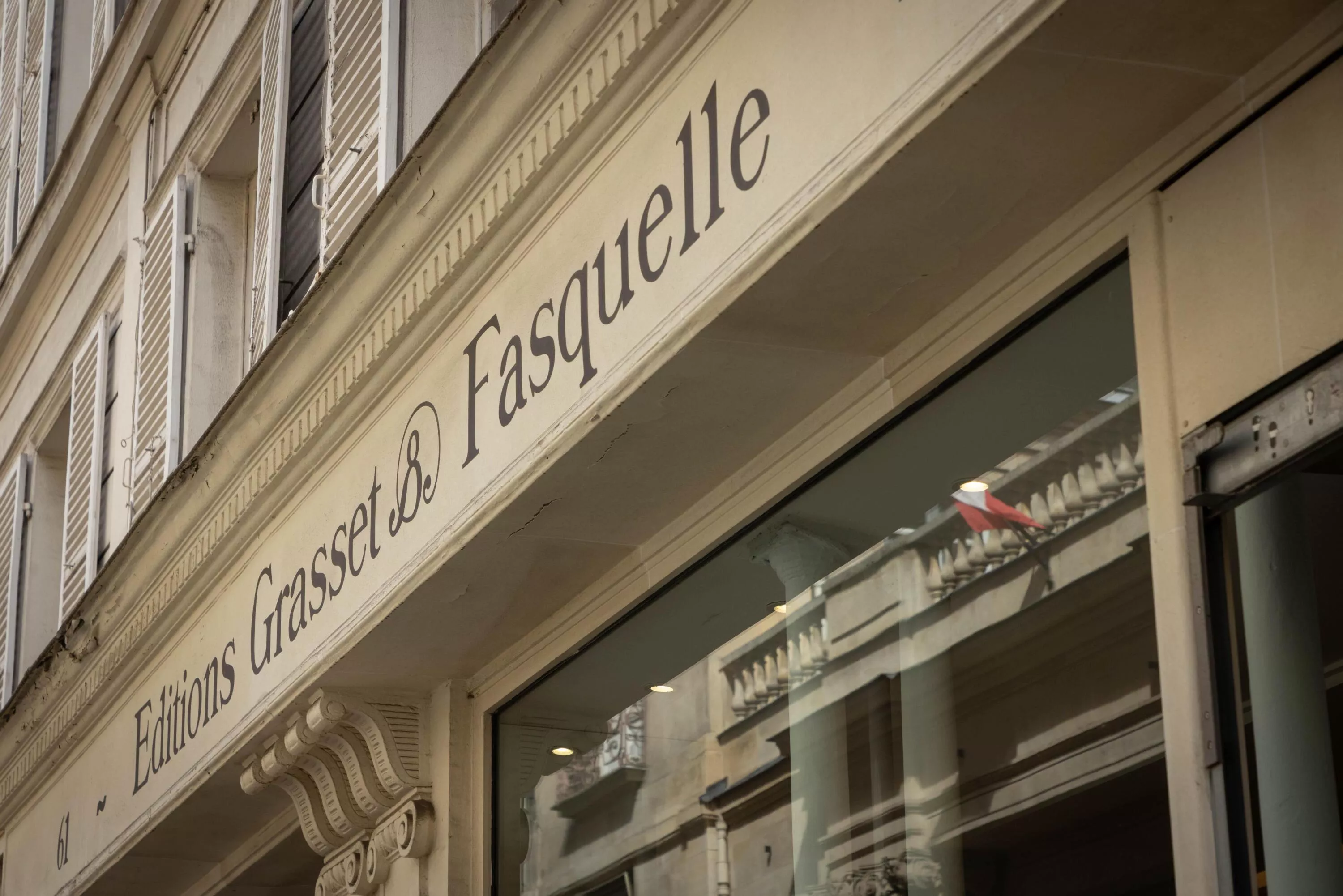 Grasset condamne «fermement tout propos malveillant» à l'égard de l'auteur Thélyson Orélien, accusé d'avoir utilisé l'IA pour écrire son roman
