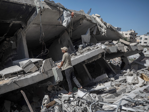 Guerre à Gaza : un immeuble d’habitation précaire s’effondre en pleine nuit, au moins 21 morts dont 12 enfants