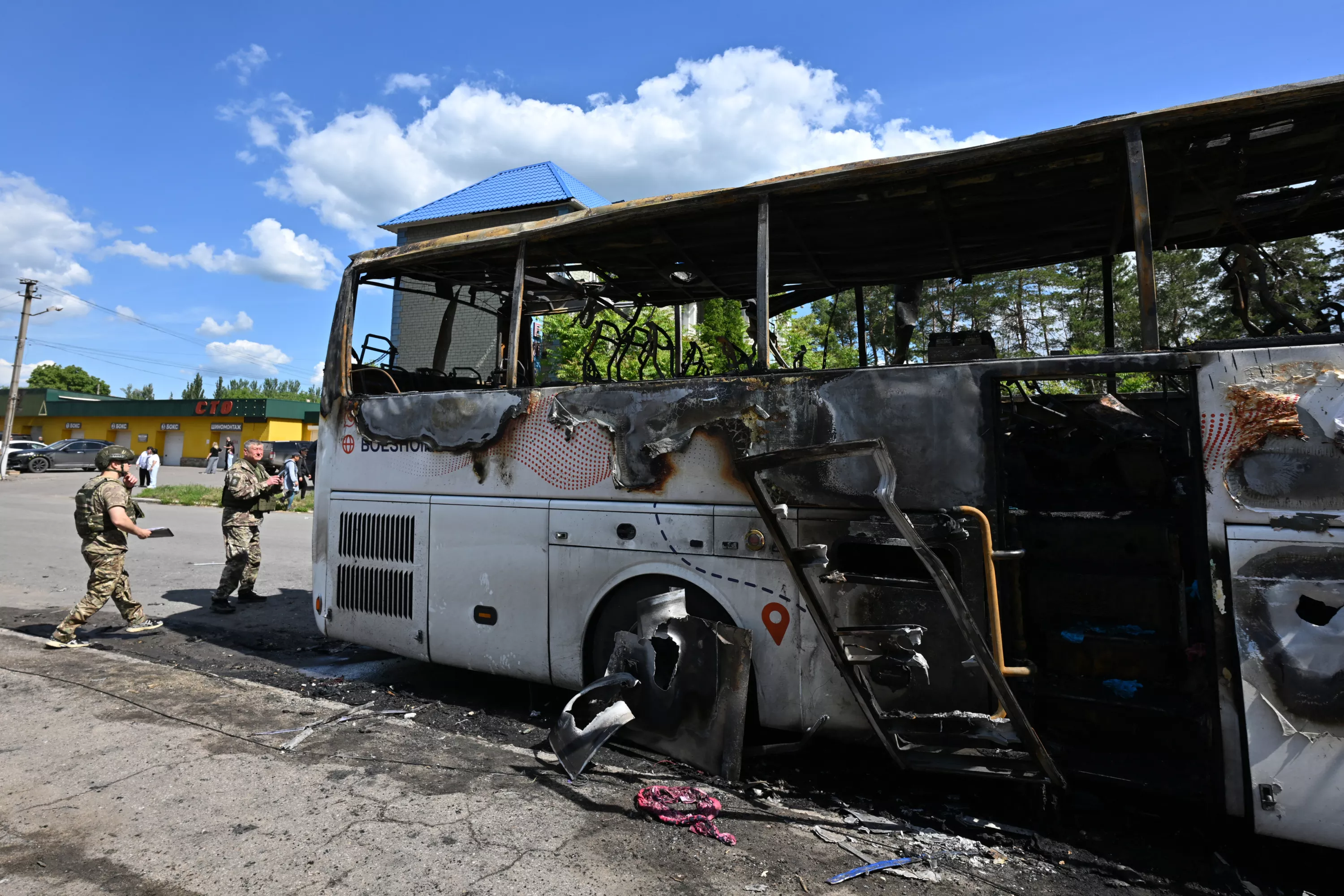 Guerre en Ukraine : des frappes russes sur des bus font au moins 30 morts dans l’est du pays, Kiev également ciblée
