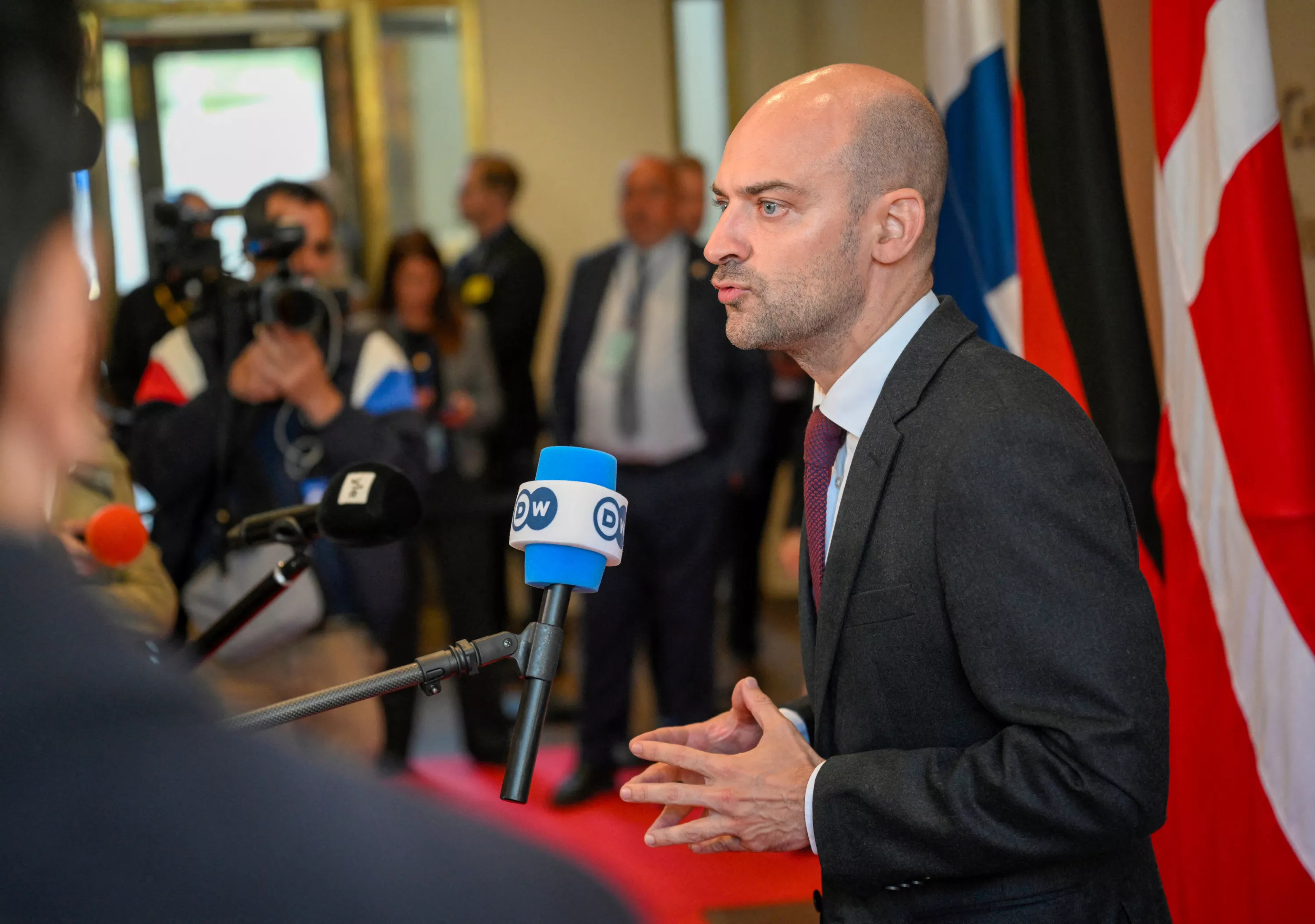 Guerre en Ukraine : Jean-Noël Barrot dénonce la frappe «inacceptable» contre un train, qui vise à «désunir» les alliés de Kiev