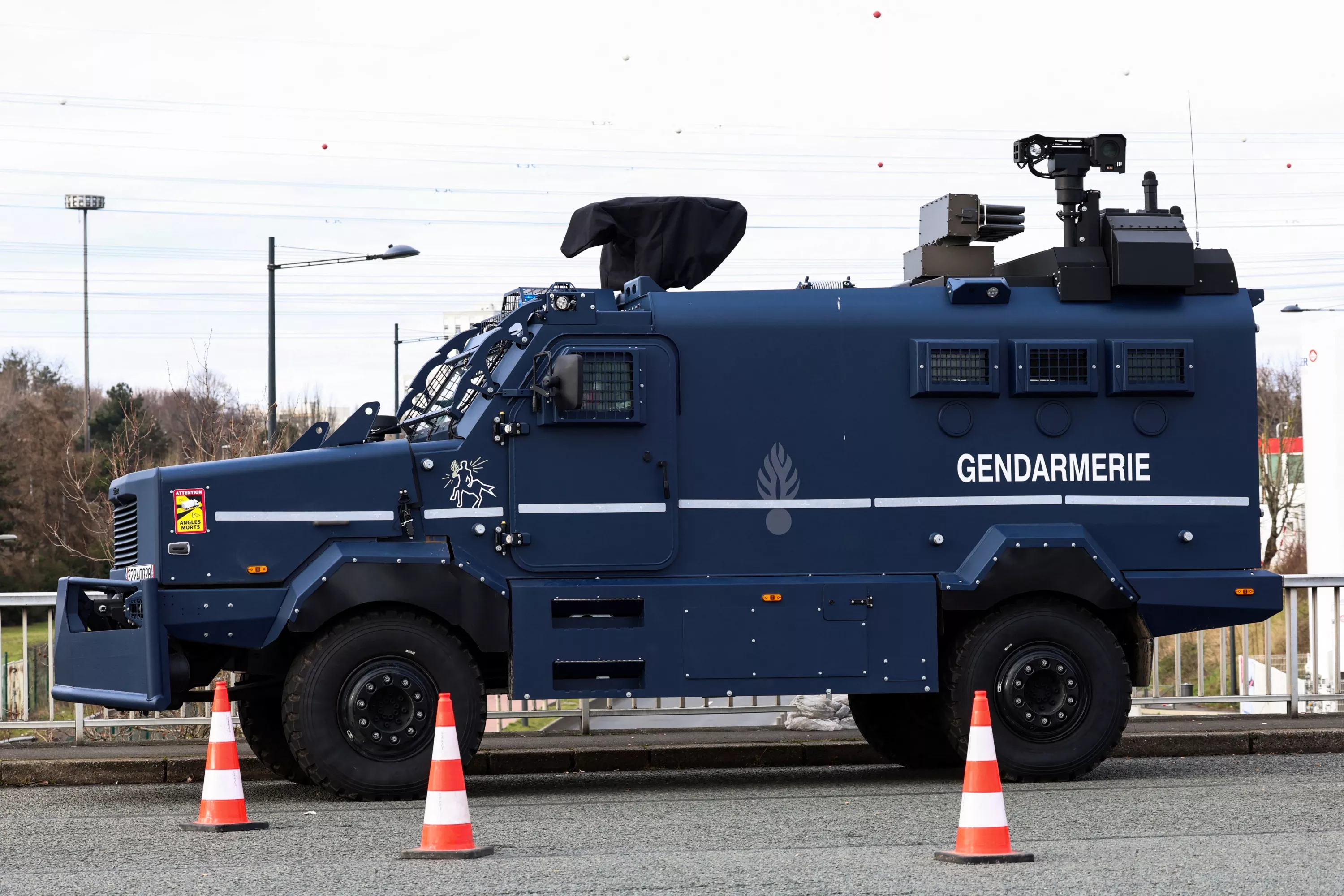 Habitacle protecteur, effet «dissuasif» contre les pilleurs... Qu’est-ce que le Centaure, ce véhicule blindé déployé face au mégafeu en Gironde ?