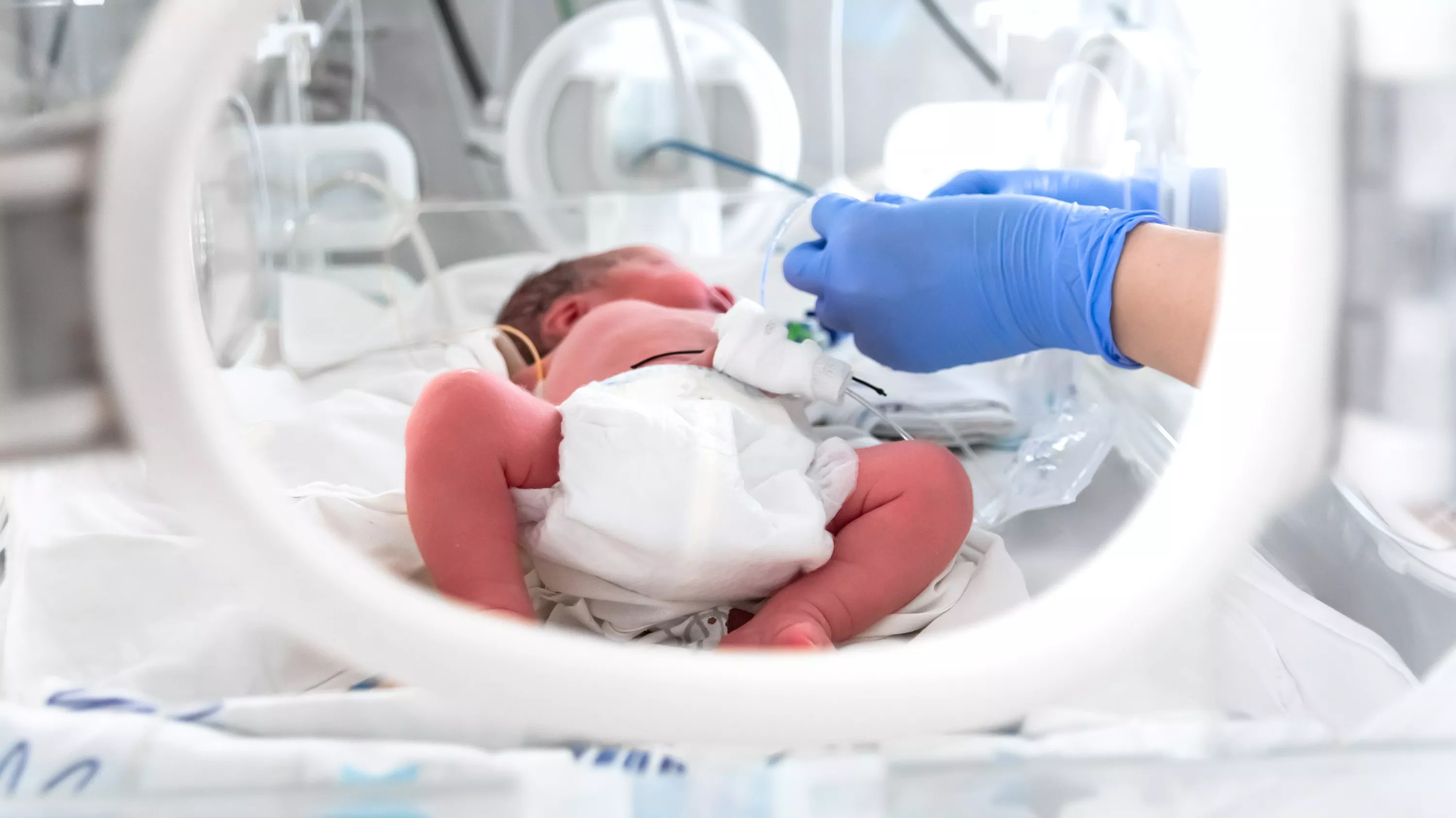 Hausse de la mortalité infantile : les raisons du naufrage de la France